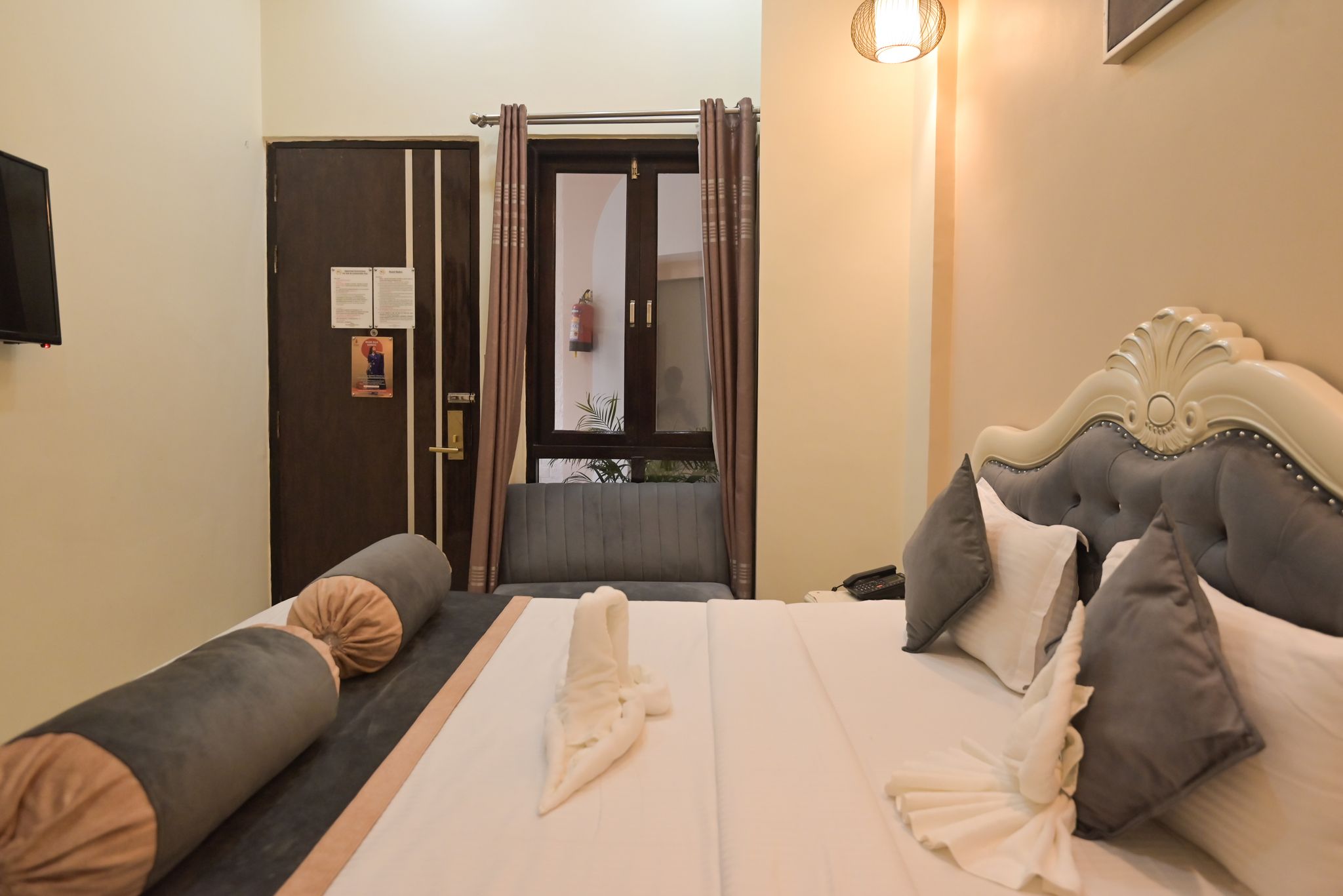 Shree Ganesha Palace Premium Deluxe Room 4