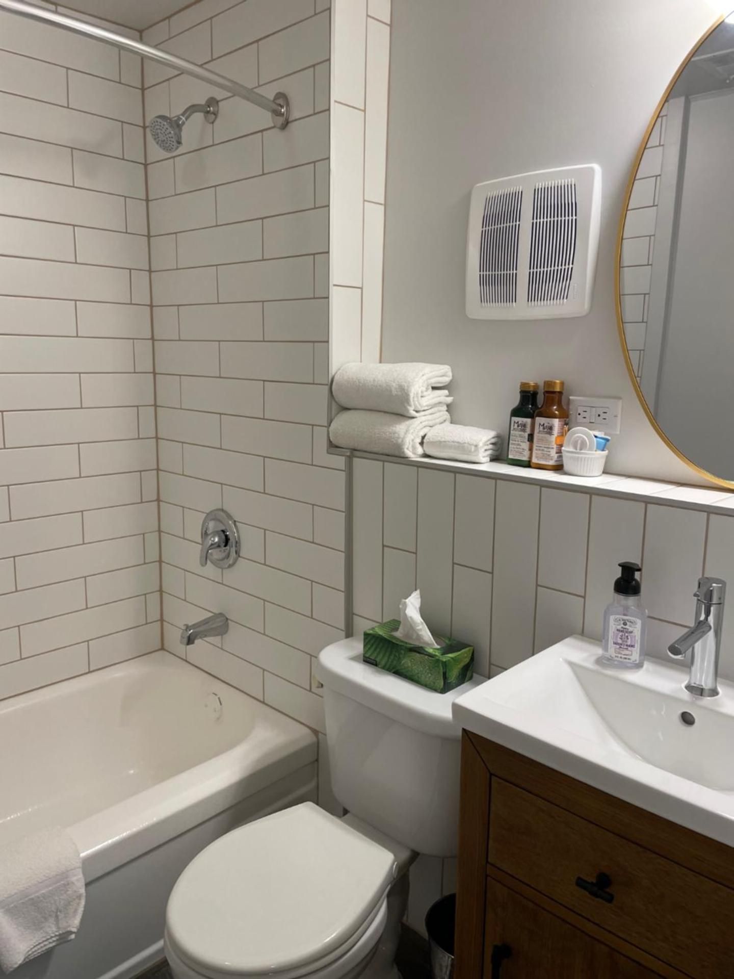 Pinewood Inn One-Bedroom Queen Suite with Kitchen