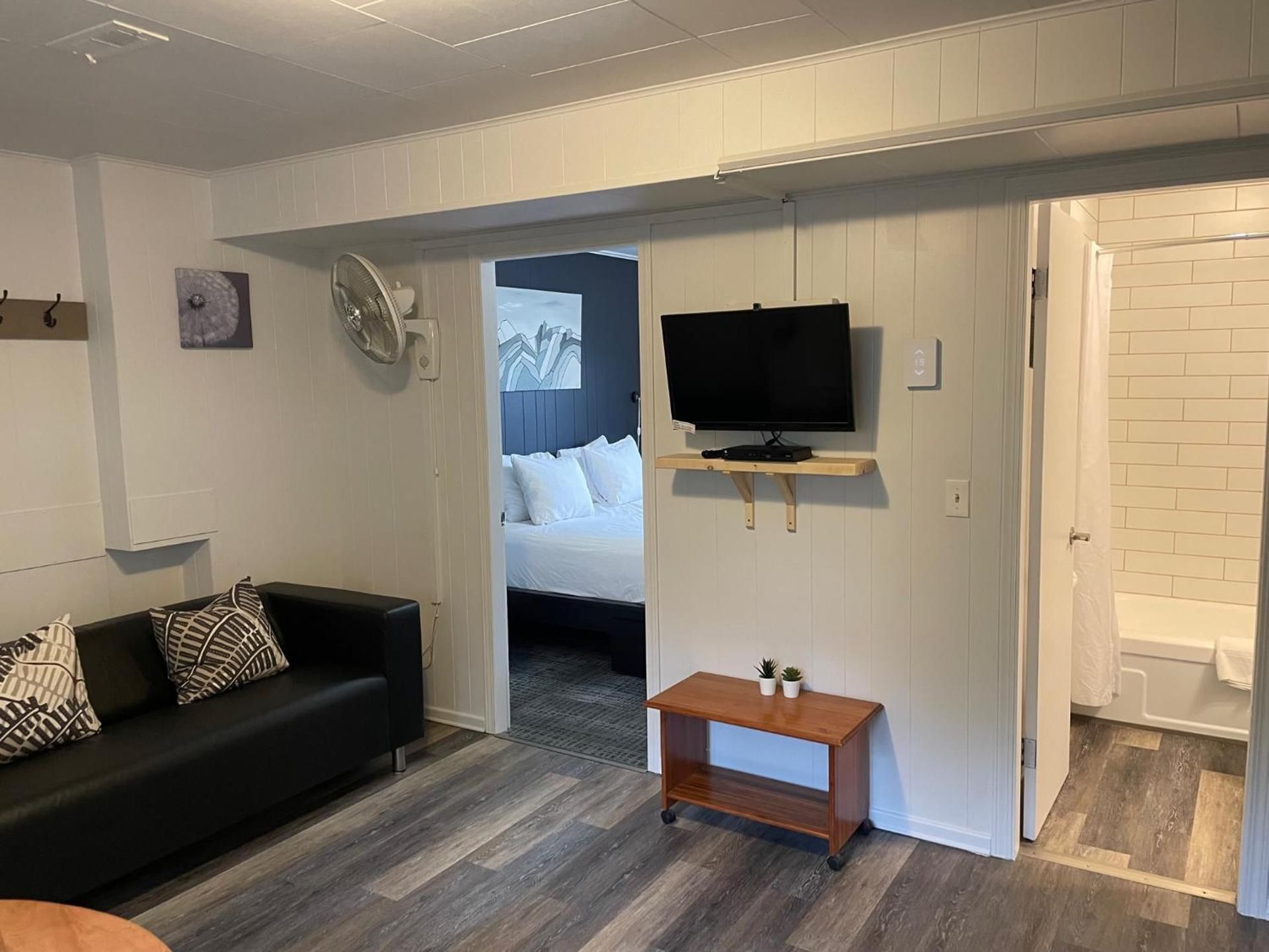 Pinewood Inn One-Bedroom Queen Suite with Kitchen 2