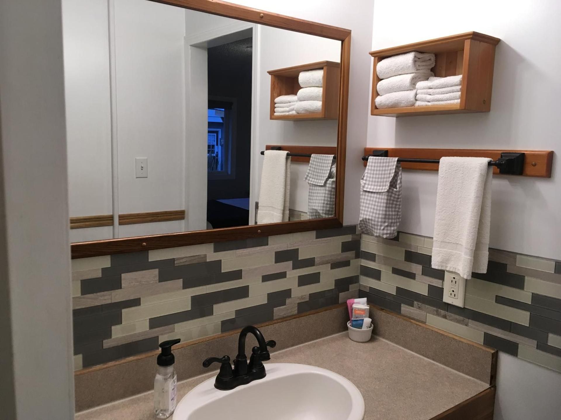 Pinewood Inn One-Bedroom House 2