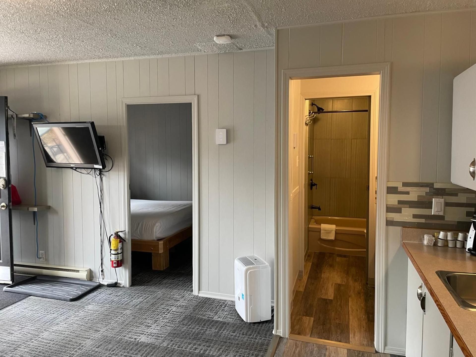 Pinewood Inn One-Bedroom House 3