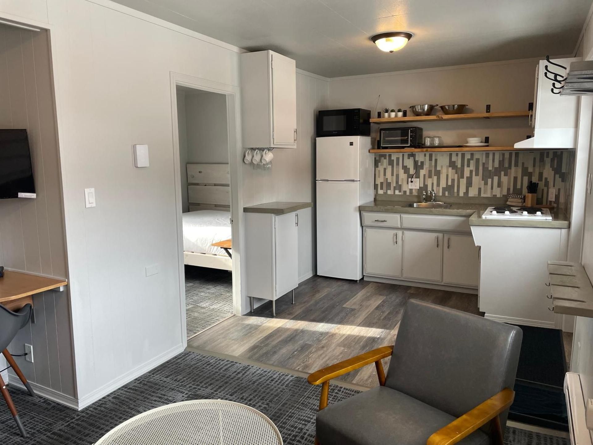 Pinewood Inn One-Bedroom Suite 2