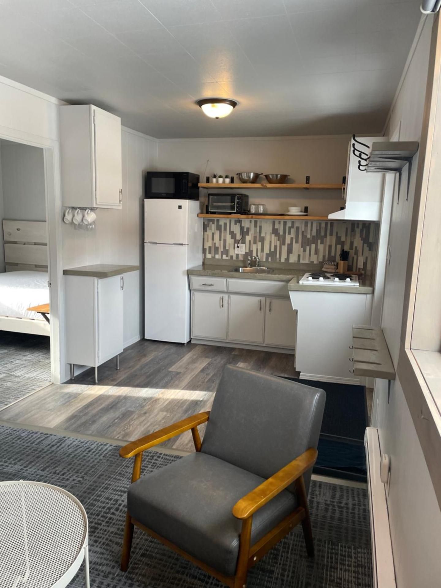 Pinewood Inn One-Bedroom Suite 3