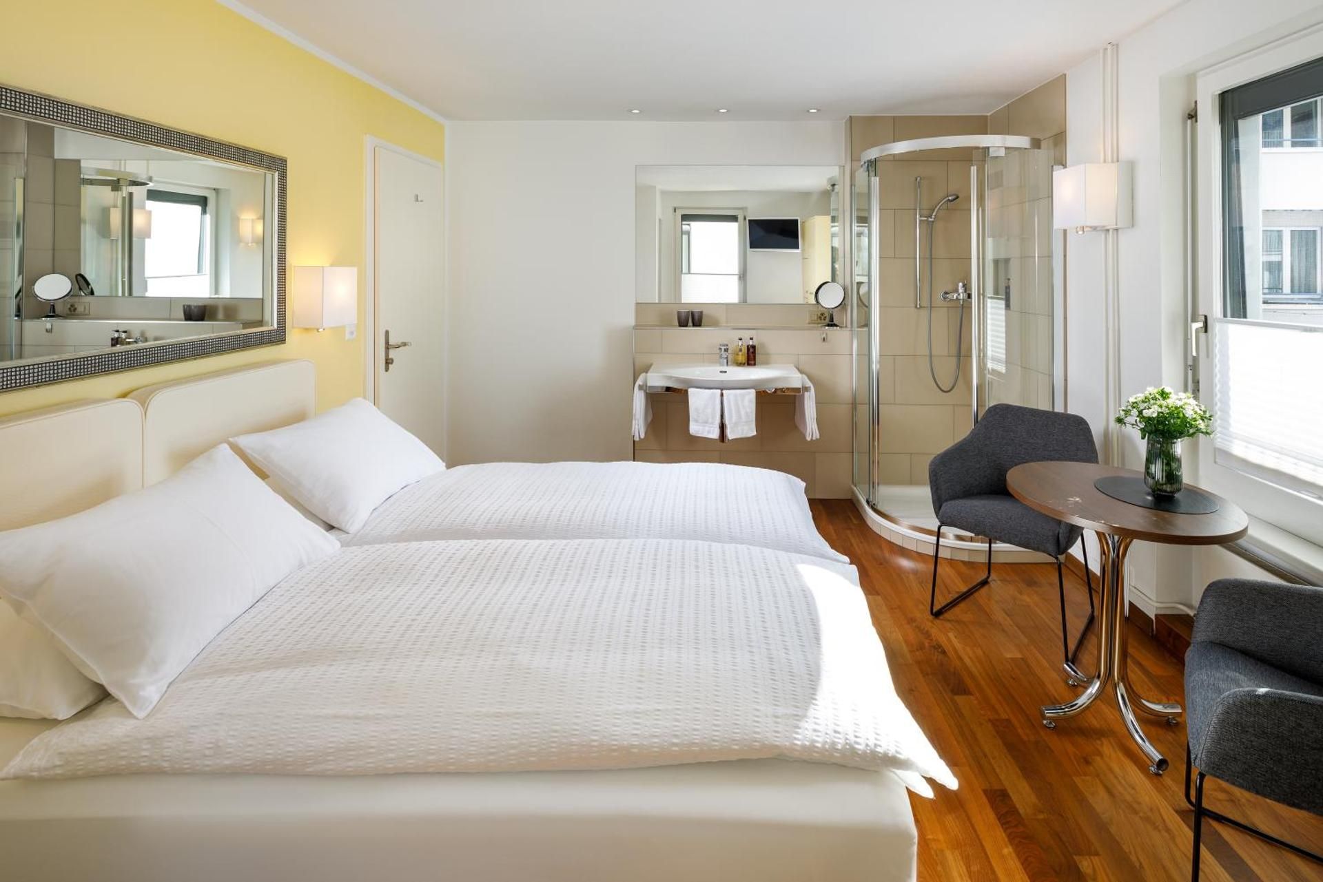 APARTHOTEL Familie Hugenschmidt Classic Double Room with Shower and Toilet