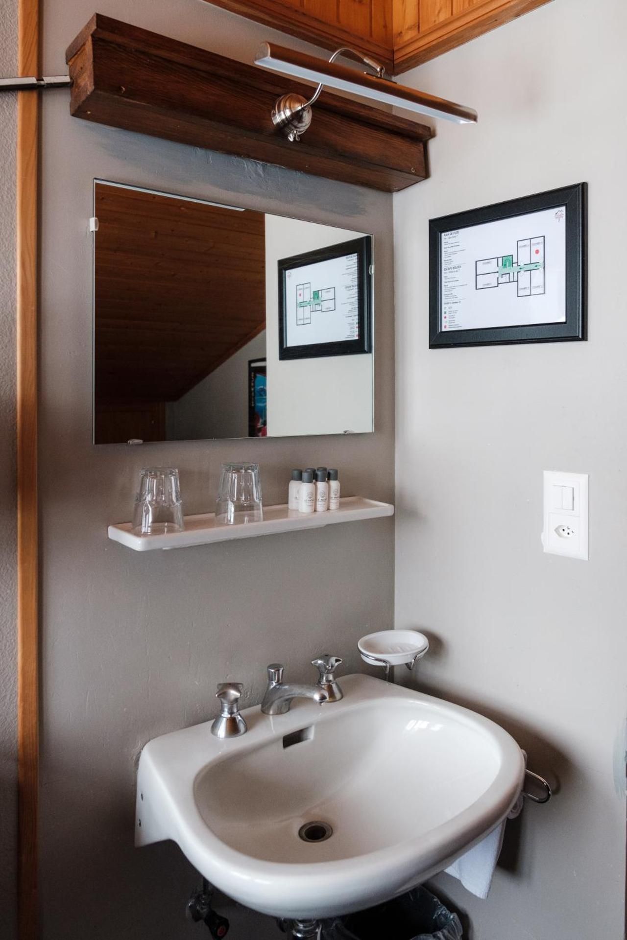 Le Coucou Hotel Restaurant & Lounge-Bar Chambre Alpine (shared Bathroom)