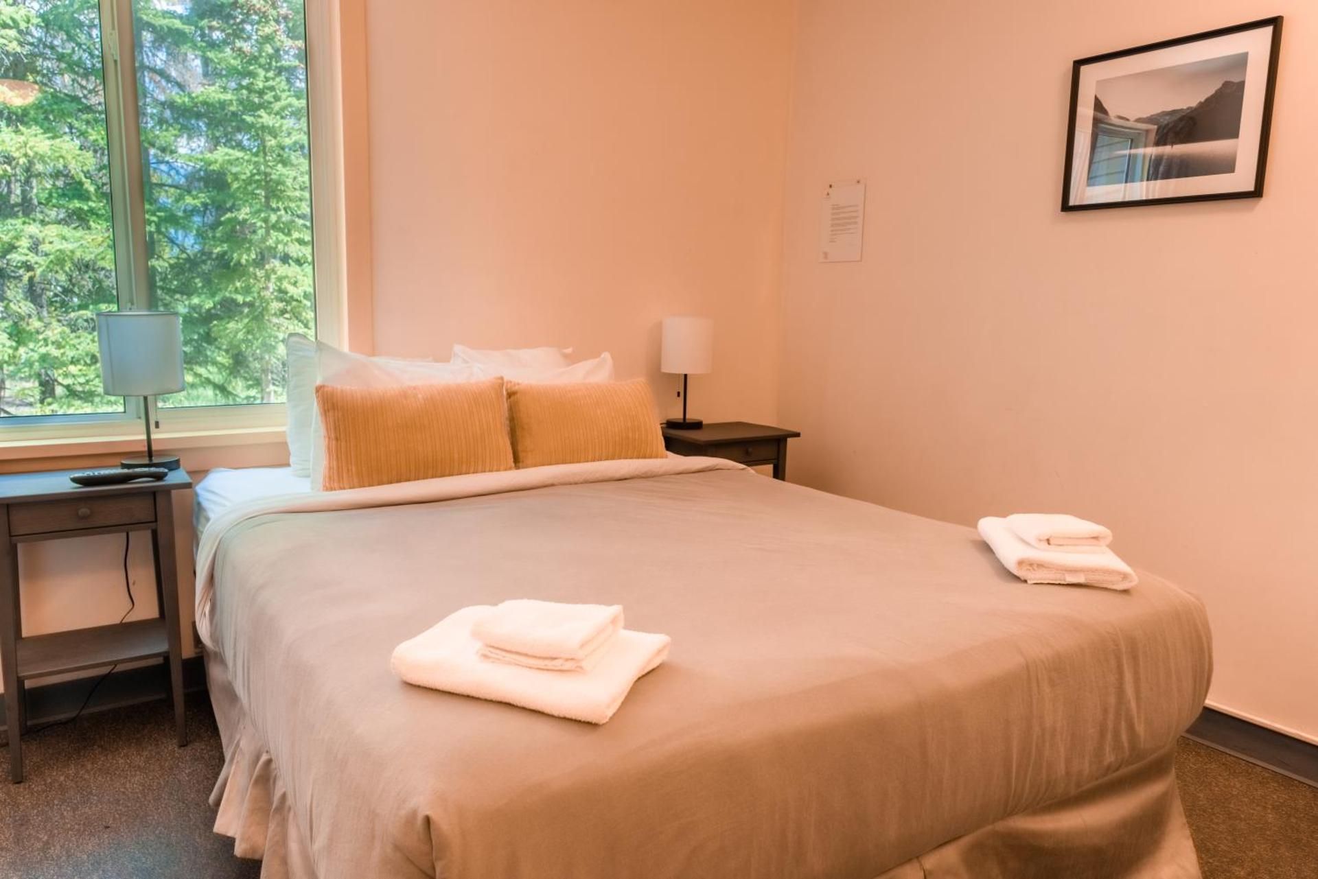 HI Banff Alpine Centre - Hostel Deluxe Double Room with Private Bathroom