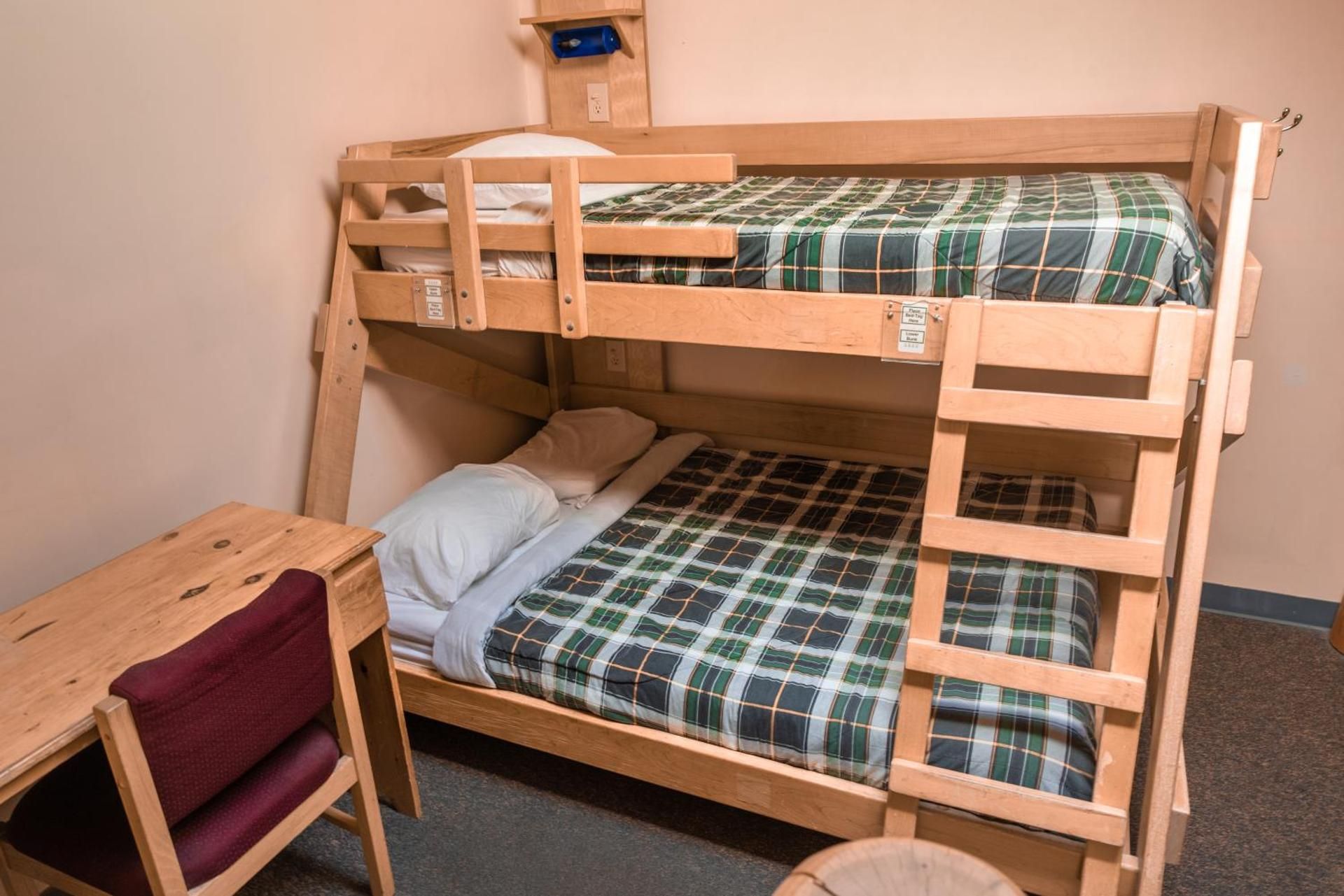 HI Banff Alpine Centre - Hostel Bed in 6-Bed Mixed Dormitory Room with Private Bathroom