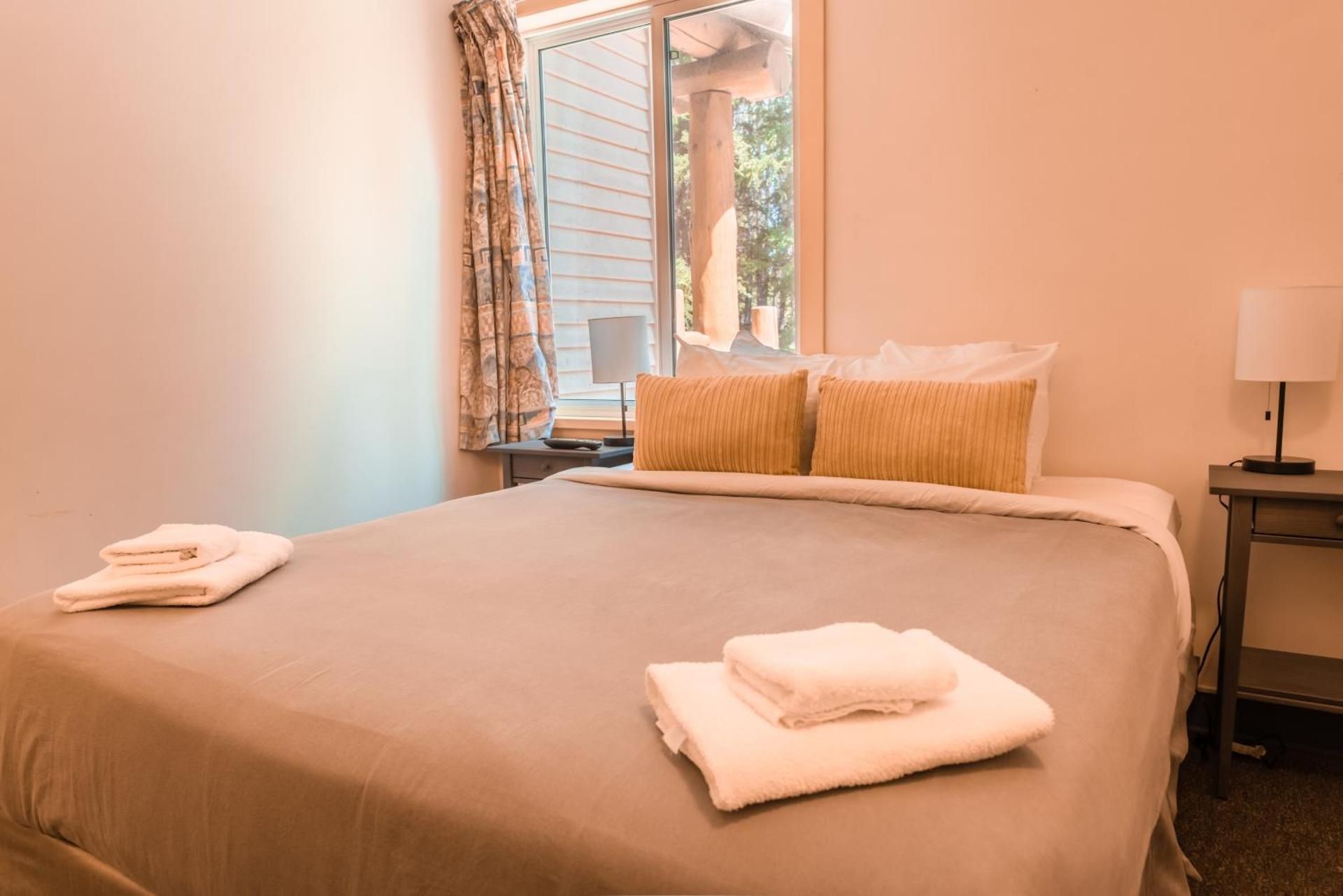 HI Banff Alpine Centre - Hostel Deluxe Double Room with Private Bathroom 2