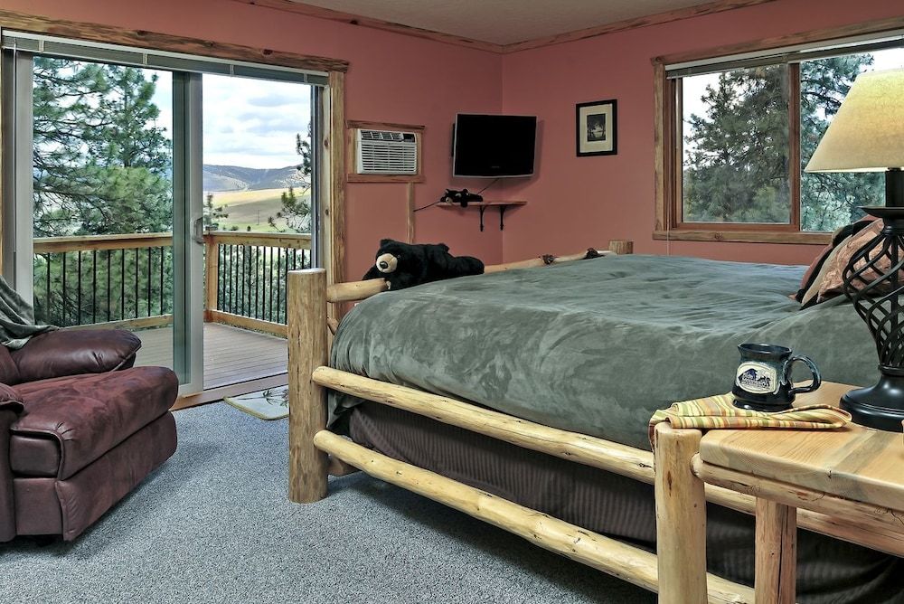 Blue Mountain Bed & Breakfast Deluxe Room, 1 King Bed, Mountain View