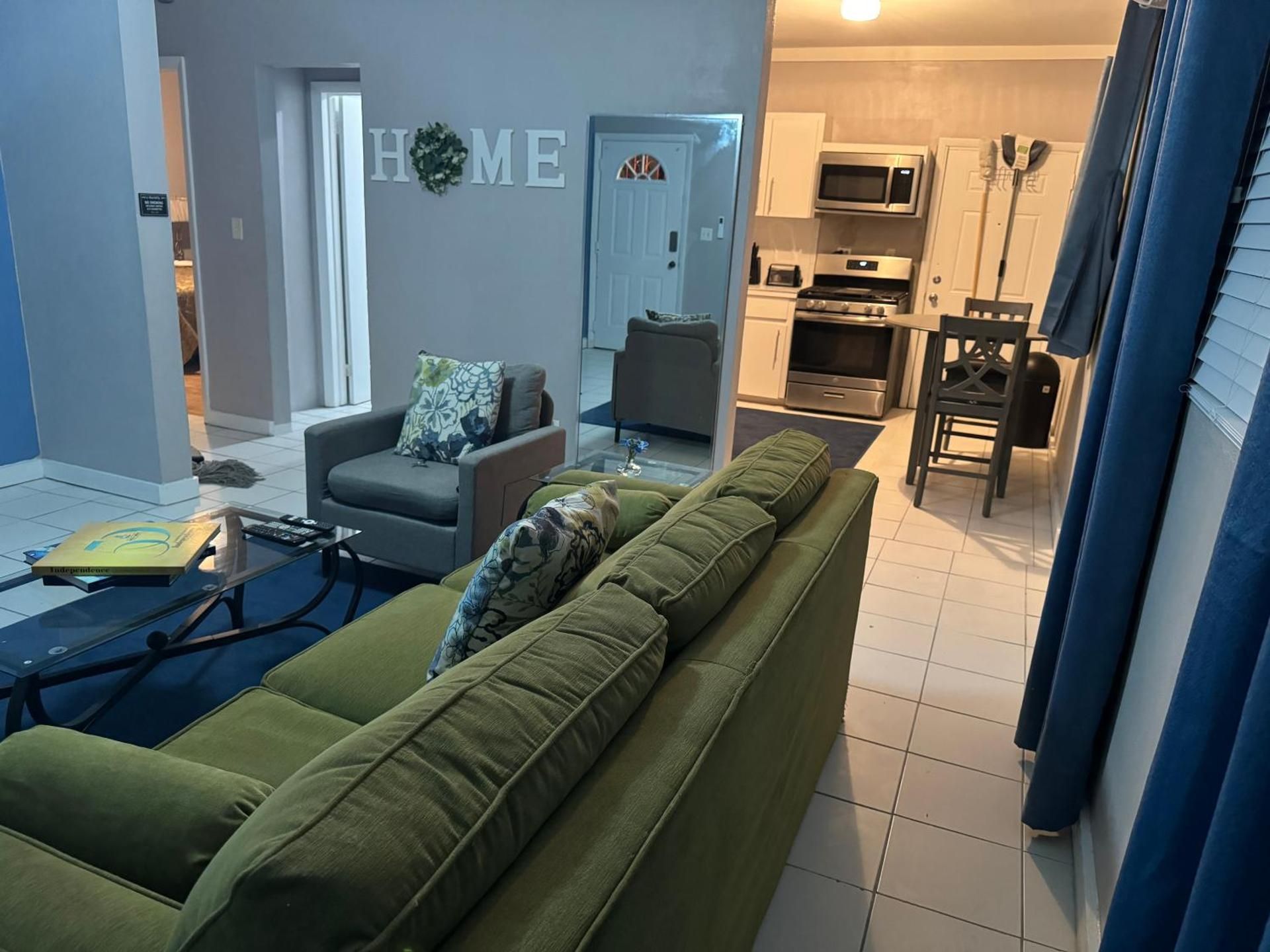 Kozy Bahamas Getaway Deluxe One-Bedroom Apartment