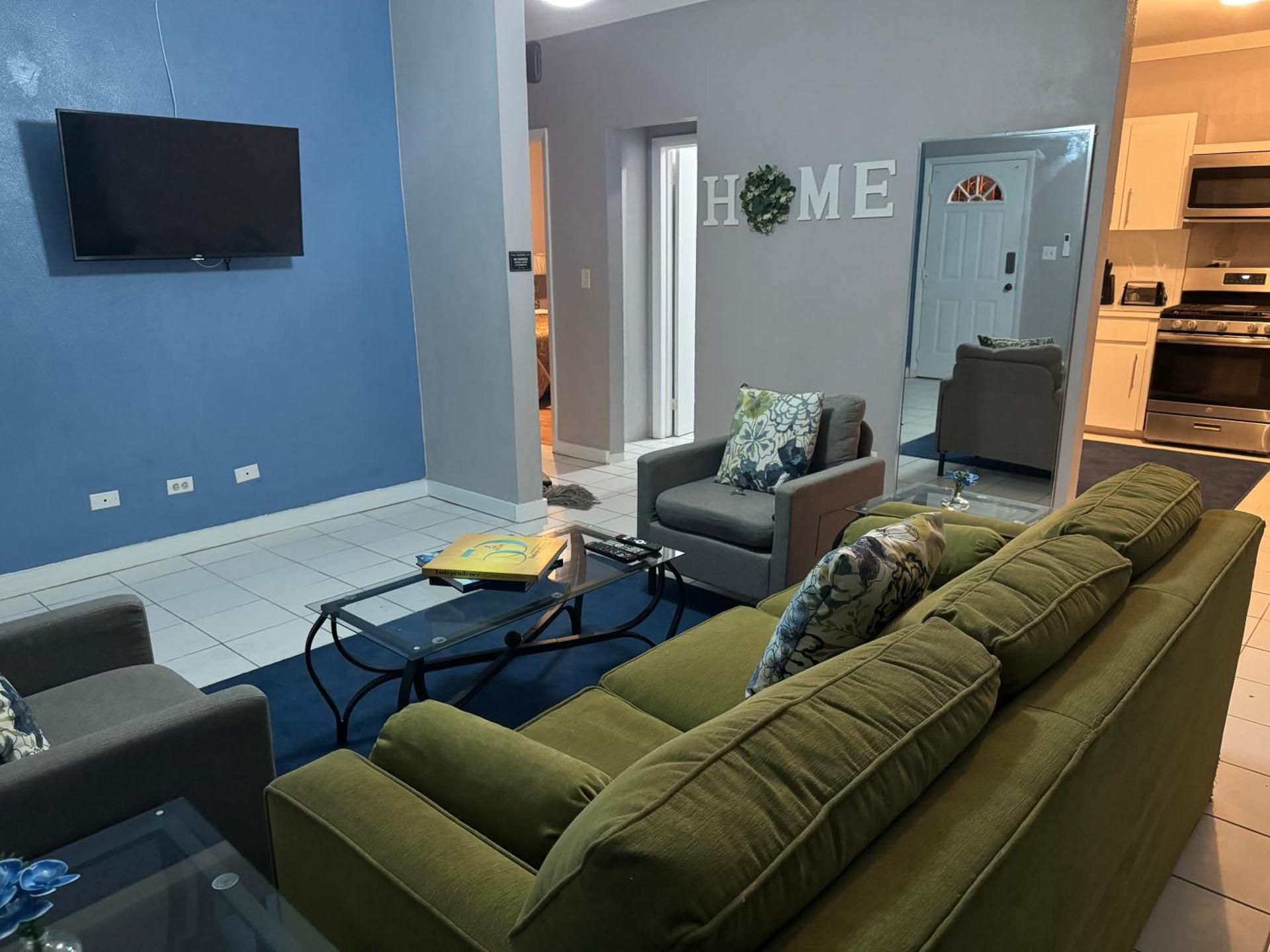 Kozy Bahamas Getaway Deluxe One-Bedroom Apartment 2