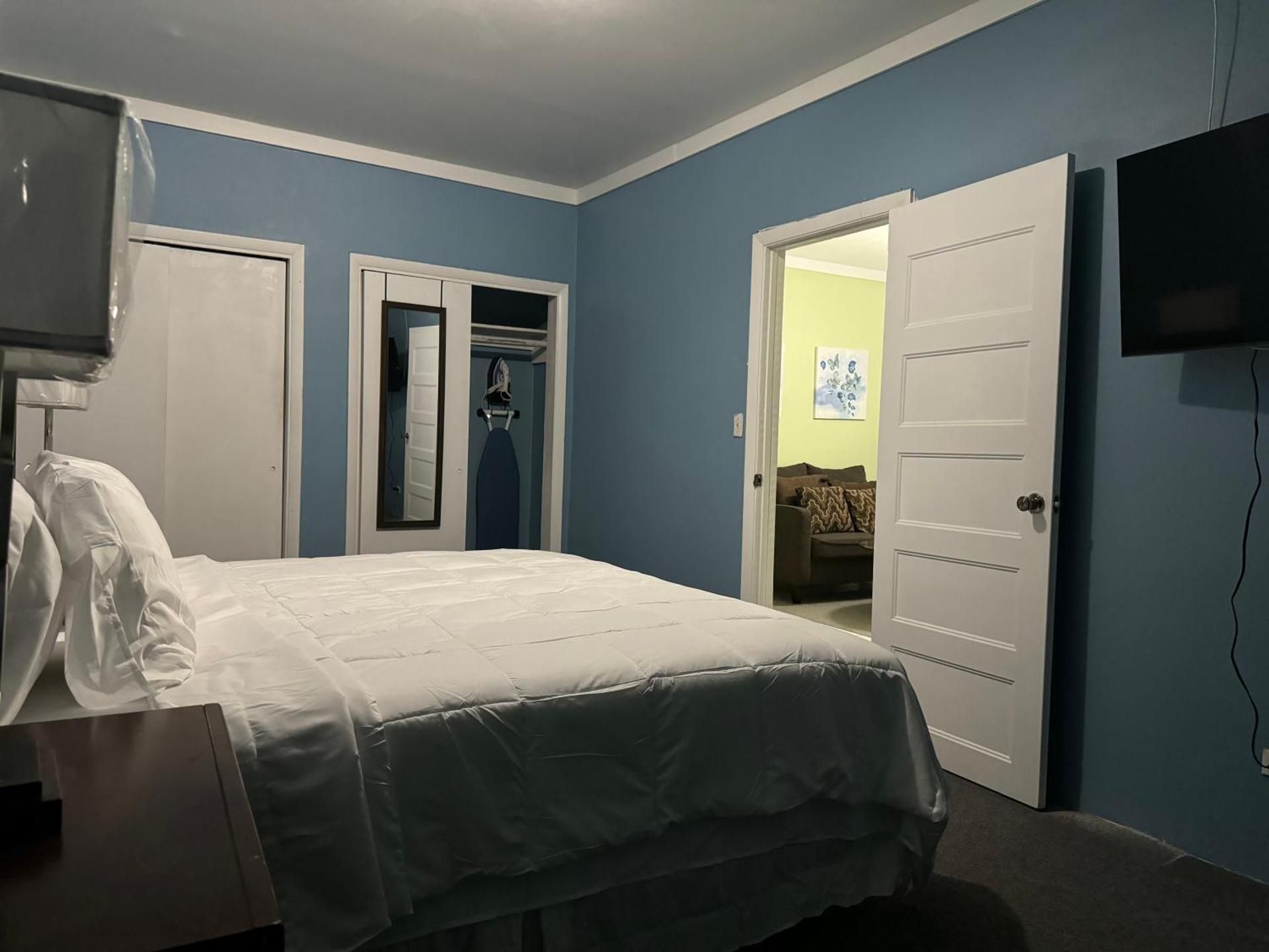 Kozy Bahamas Getaway One-Bedroom Deluxe Apartment 2