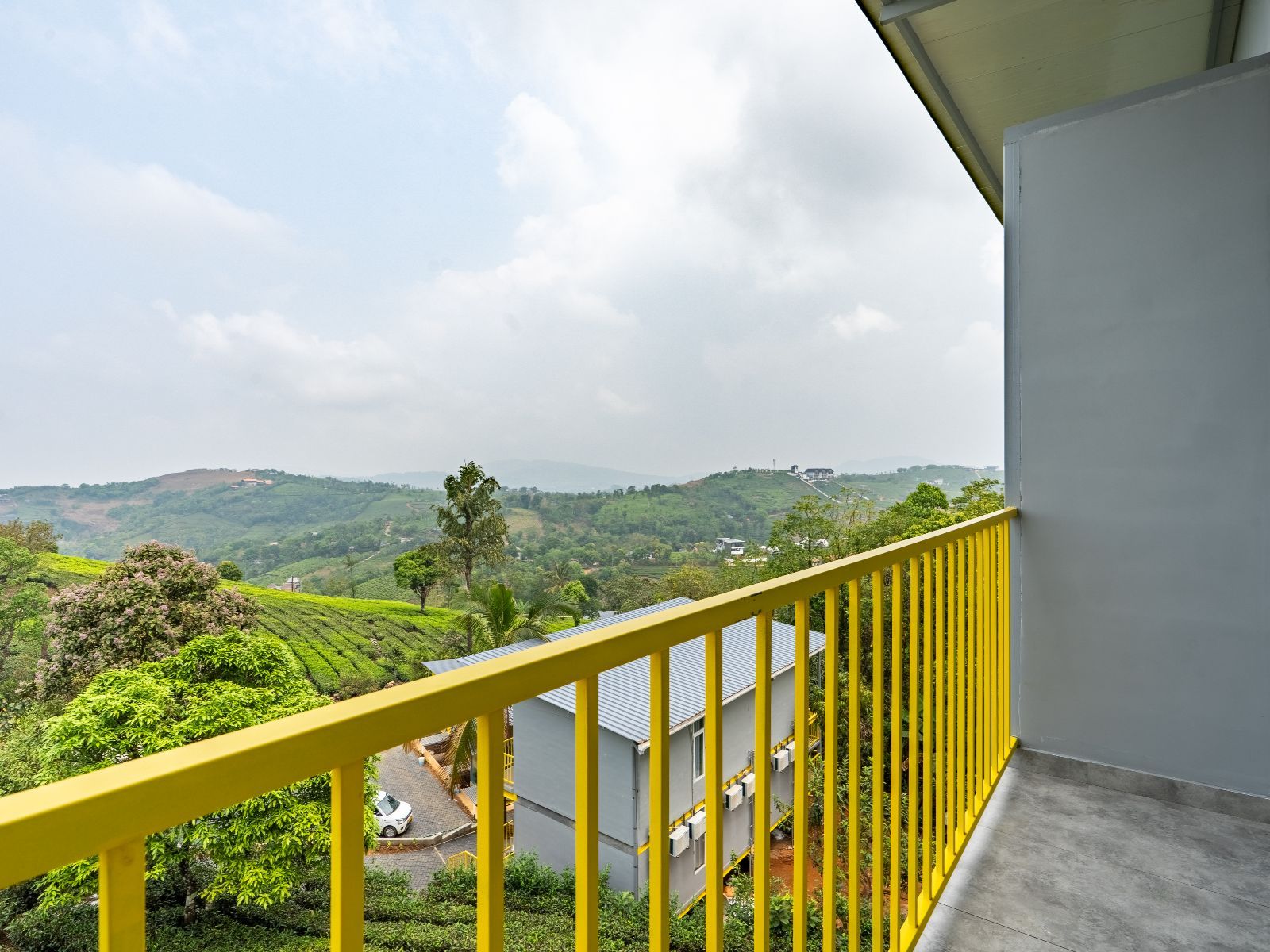 The Hosteller Bam Vagamon Bed in 6 Bed Mixed Dormitory with Balcony and Garden View 4