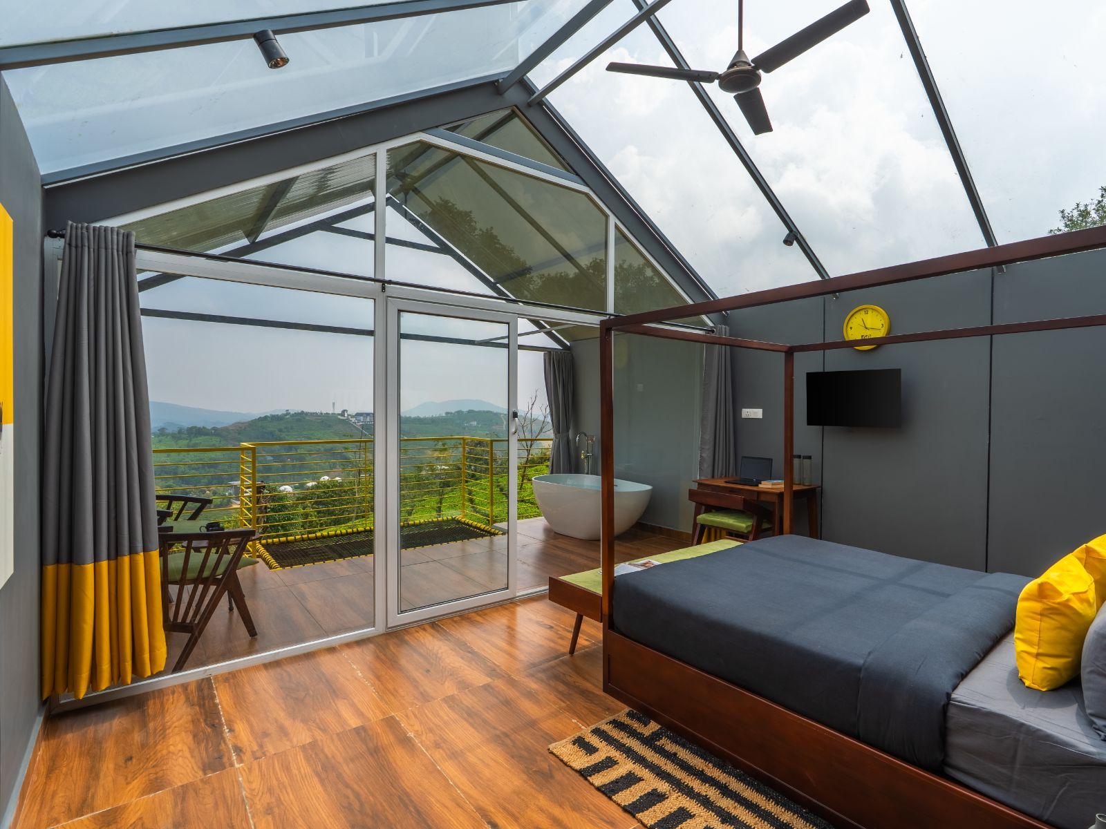 Premium Stargazing Cottage with Glass Roof, Balcony and Bathtub
