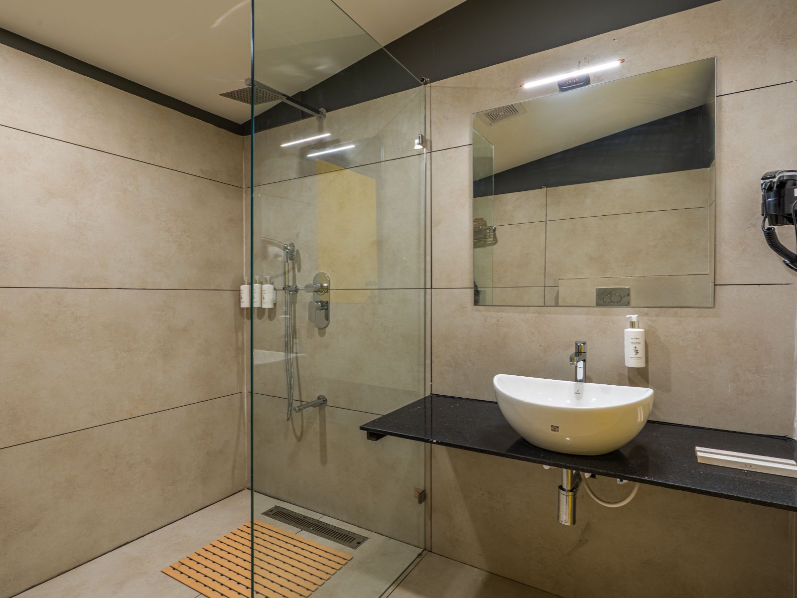 Premium Stargazing Cottage with Glass Roof, Balcony and Bathtub