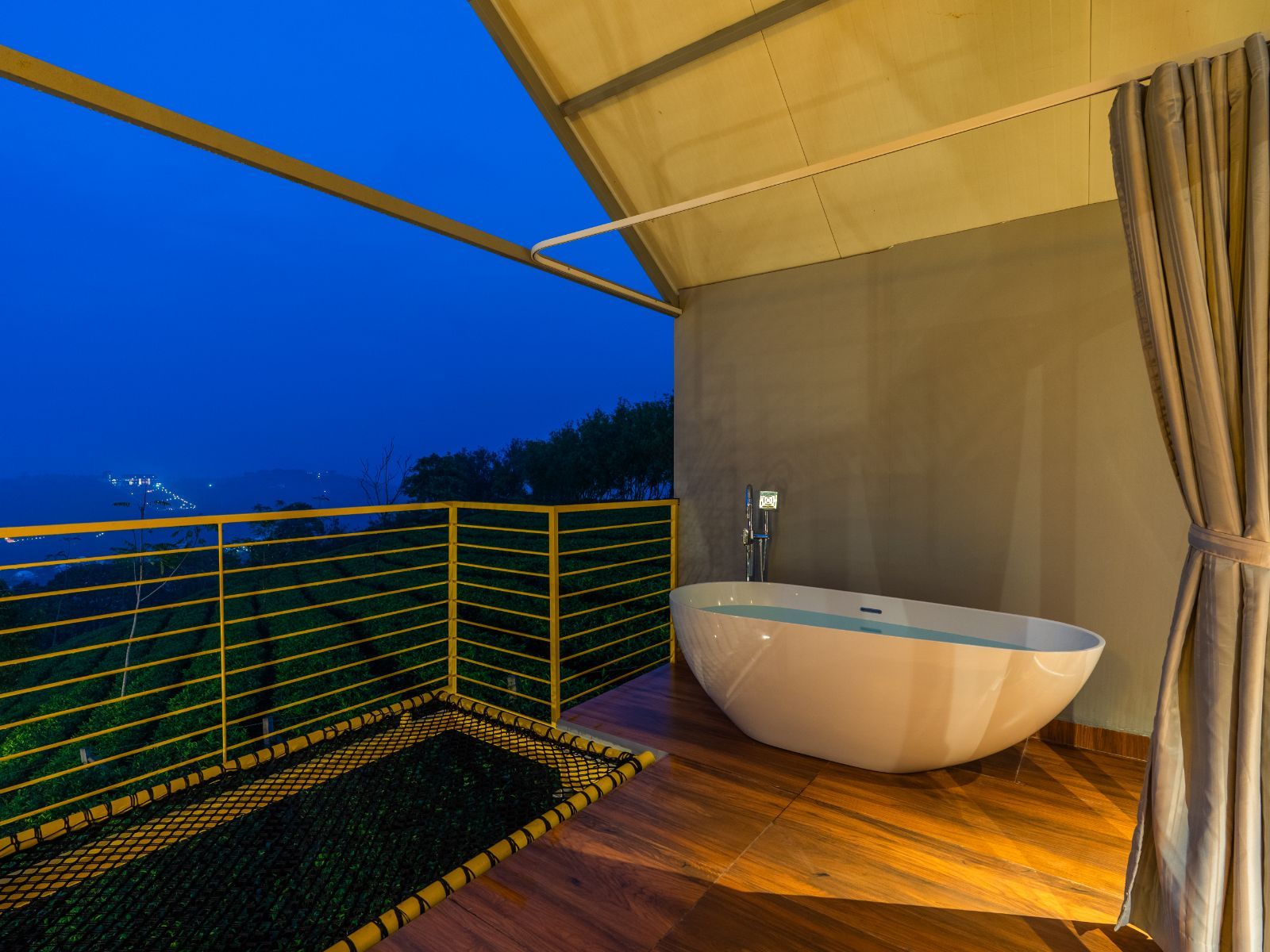 Premium Stargazing Cottage with Glass Roof, Balcony and Bathtub