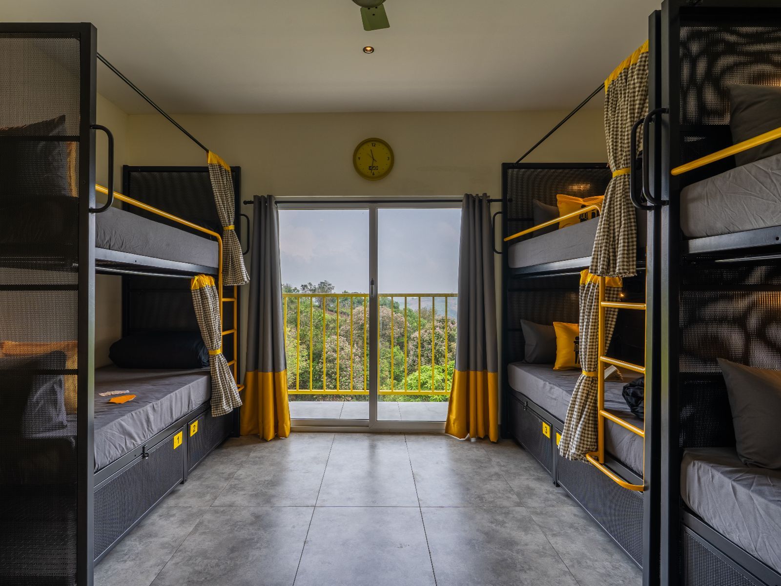 The Hosteller Bam Vagamon Bed in 6 Bed Mixed Dormitory with Balcony and Garden View 2