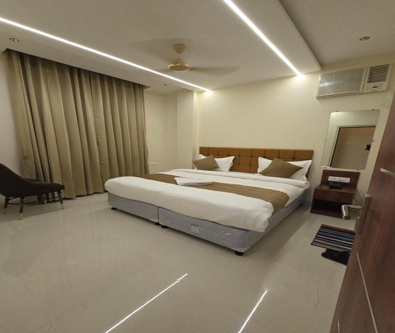 Sarvagya Inn Deluxe King Room 2