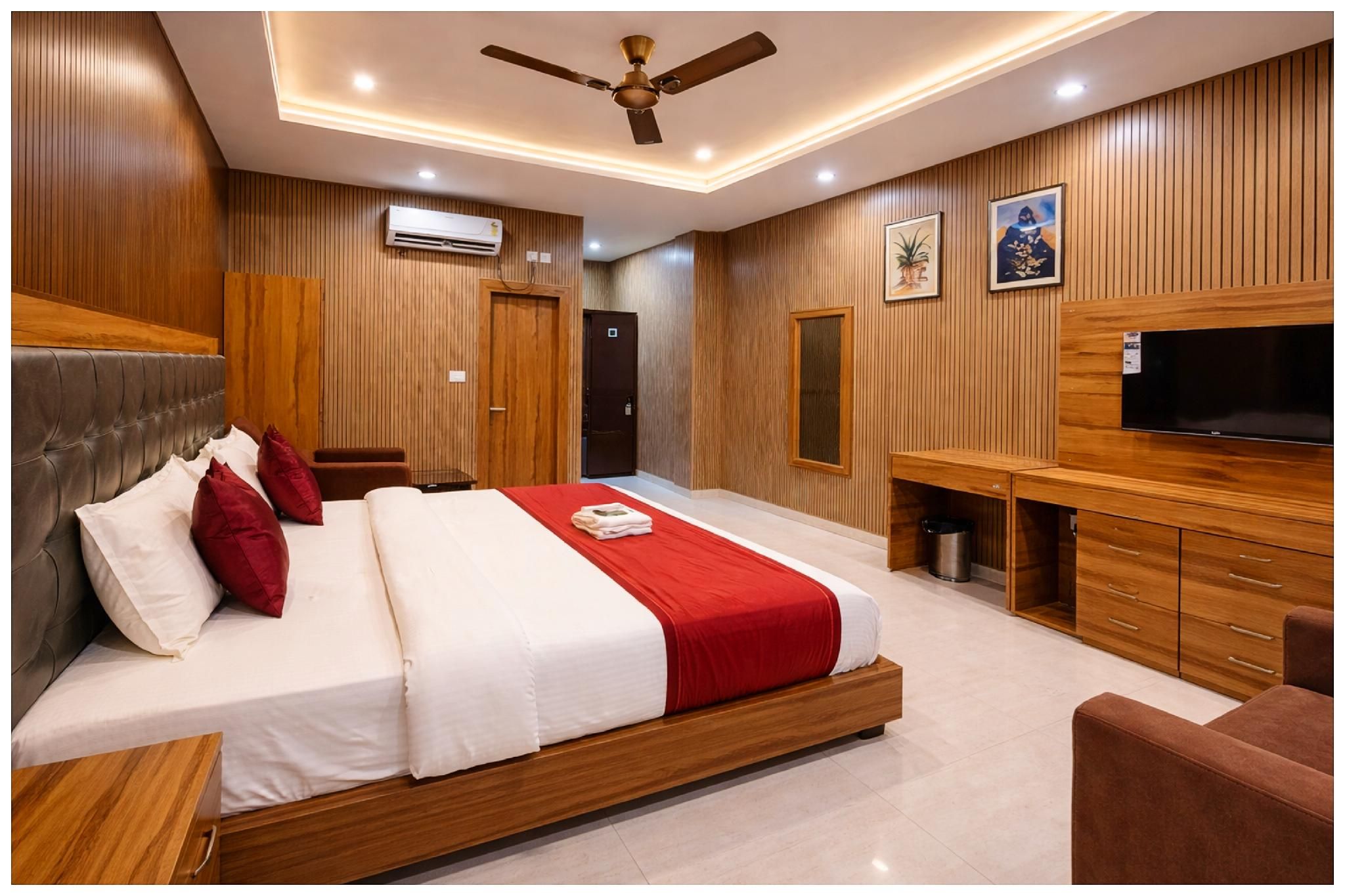 Goroomgo Siddhant Palace Varanasi Premium Double King Room 2
