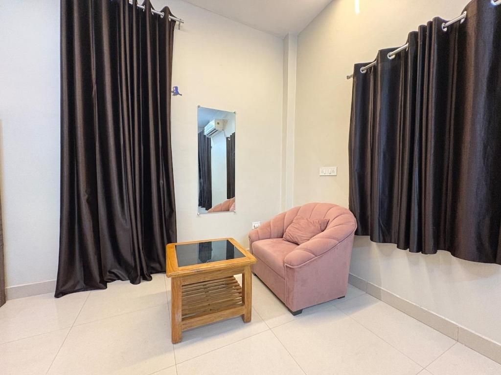 Spacious 2BHK w/ Rooftop Grass, 300m to Assi Ghat