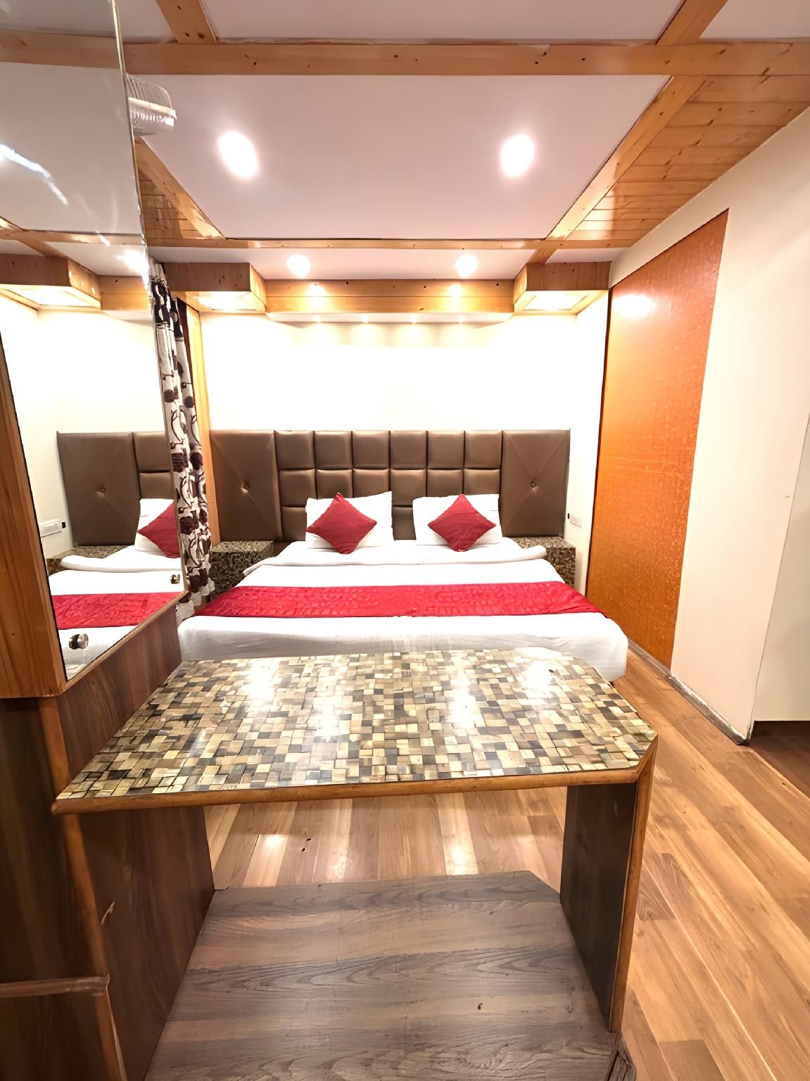 Hotel Lords Grey Deluxe Near The Mall Road Shimla Family Suite 3