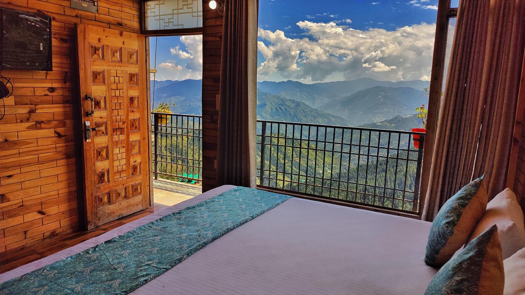 Aakarsh Homestay - Pahadi Food Hub Deluxe Room with Balcony 3