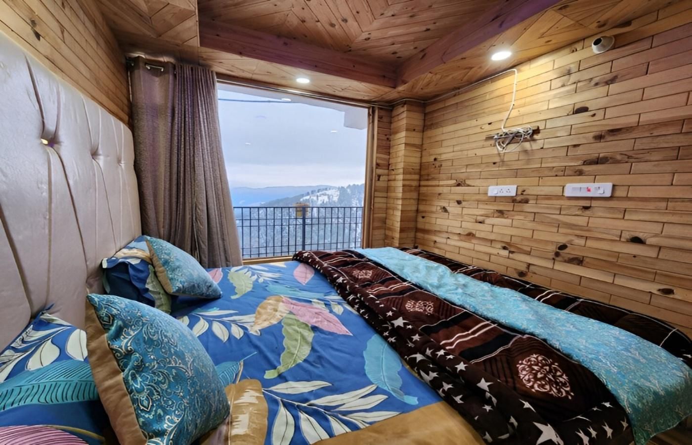 Aakarsh Homestay - Pahadi Food Hub Family Room with Balcony