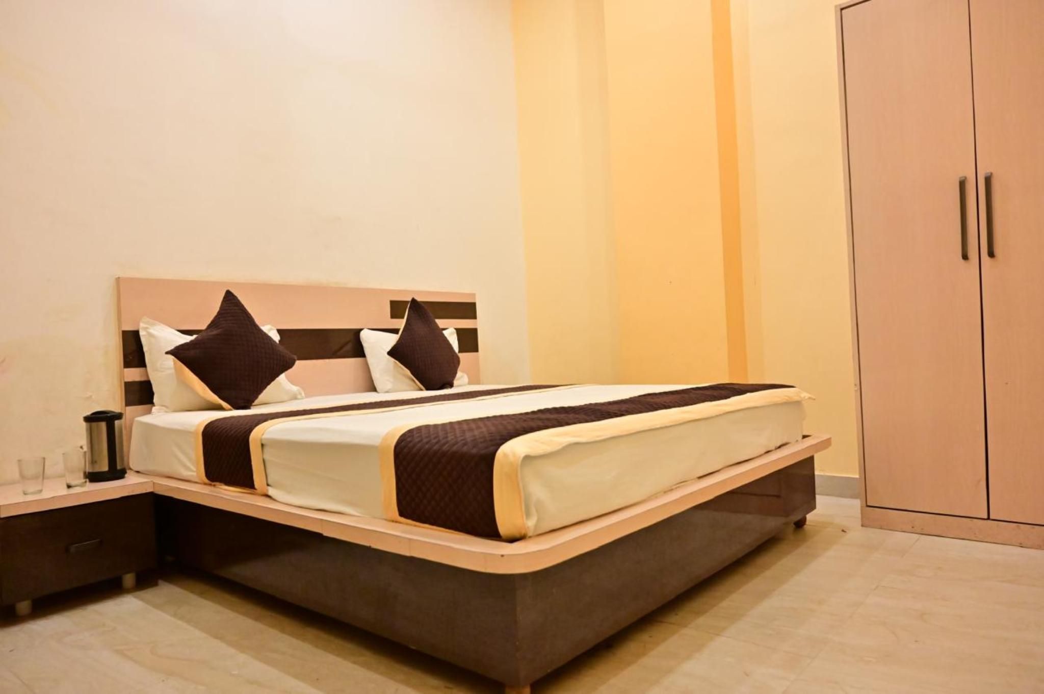 Hotel Siddhi Vinayak Varanasi Deluxe Double Bed AC Room 