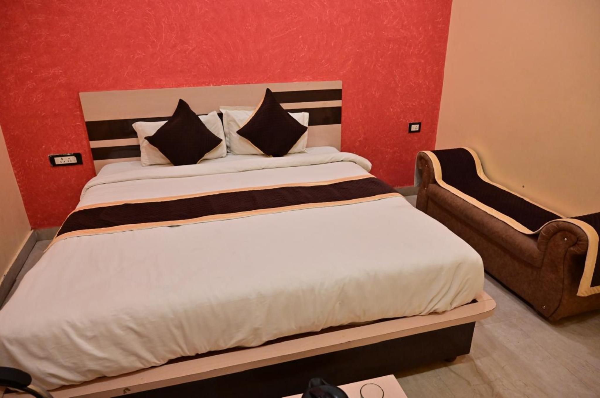 Hotel Siddhi Vinayak Varanasi Deluxe Double Bed AC Room  3
