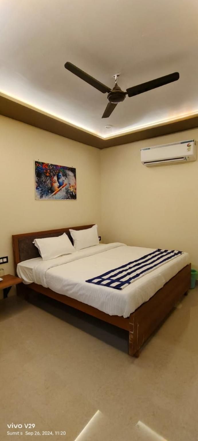 Goroomgo Mandakini Paying Guest House Varanasi Double Bed Room With Air conditioning 5