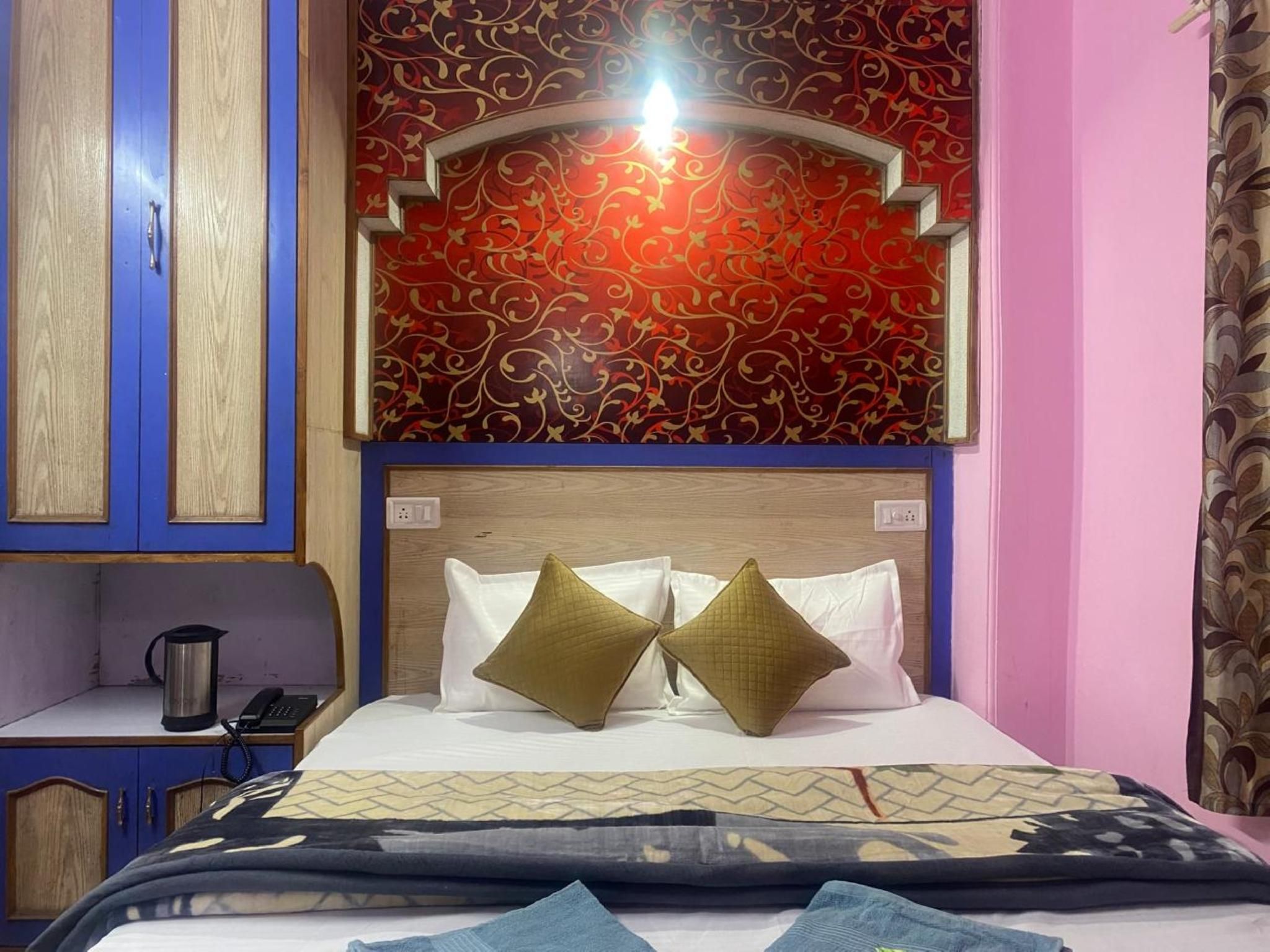 Goroomgo Royal Inn B&B Shimla Deluxe Double Room 2