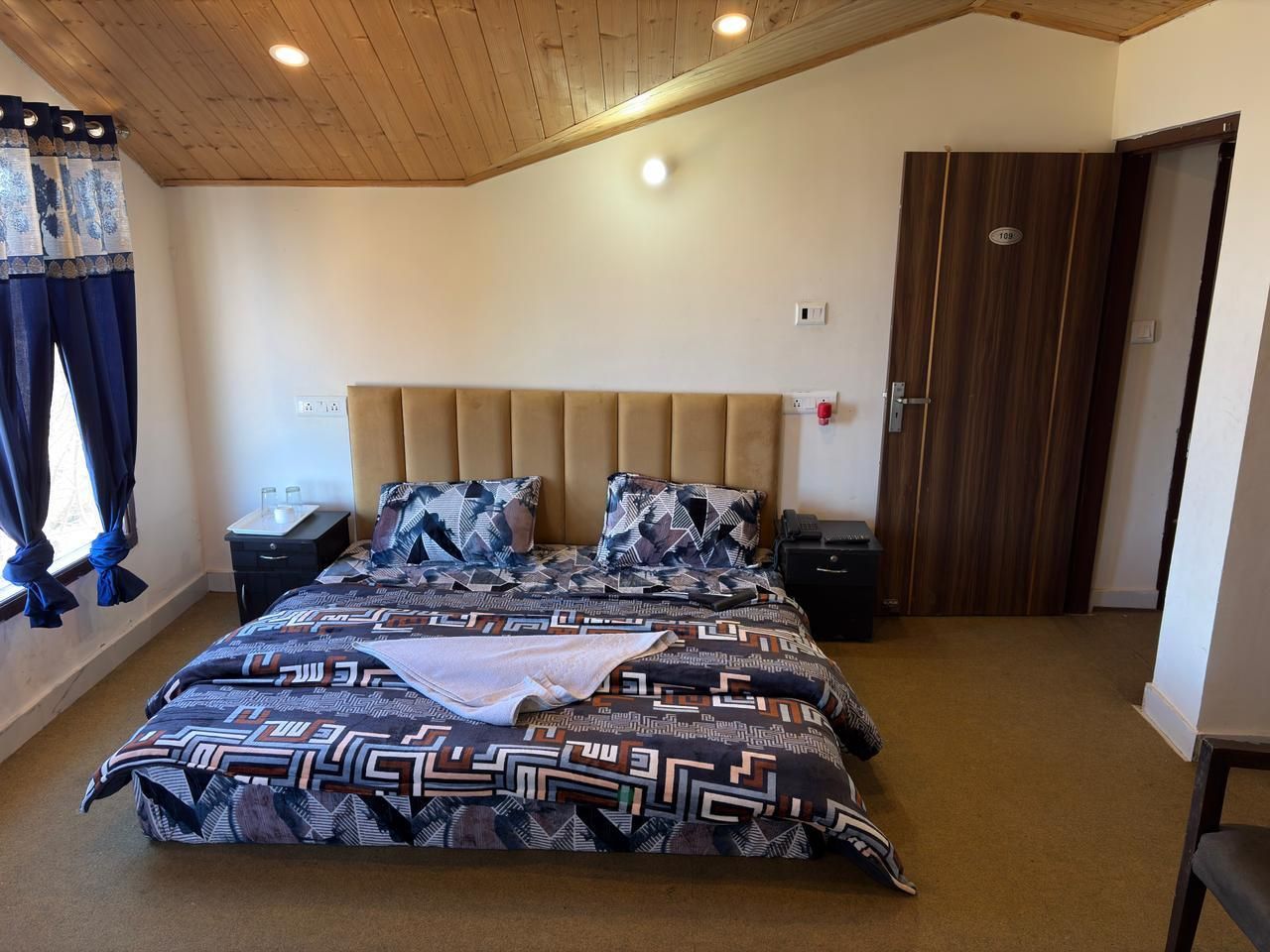 Deluxe Room with Valley View