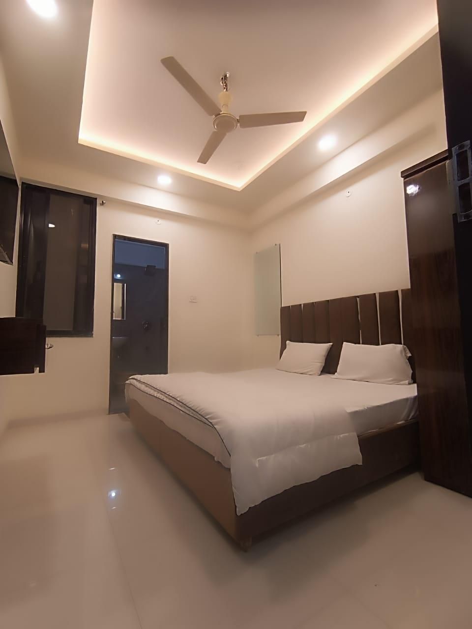 Hotel Kiwi Inn Vijaynagar Scheme 78 Standard Room 3