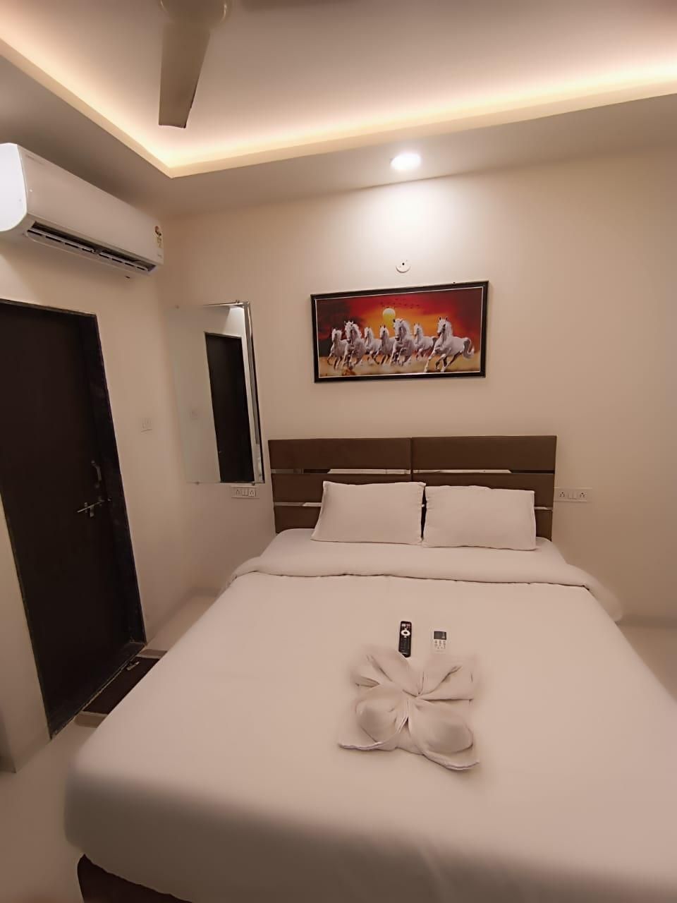 Hotel Kiwi Inn Vijaynagar Scheme 78 Standard Room 2
