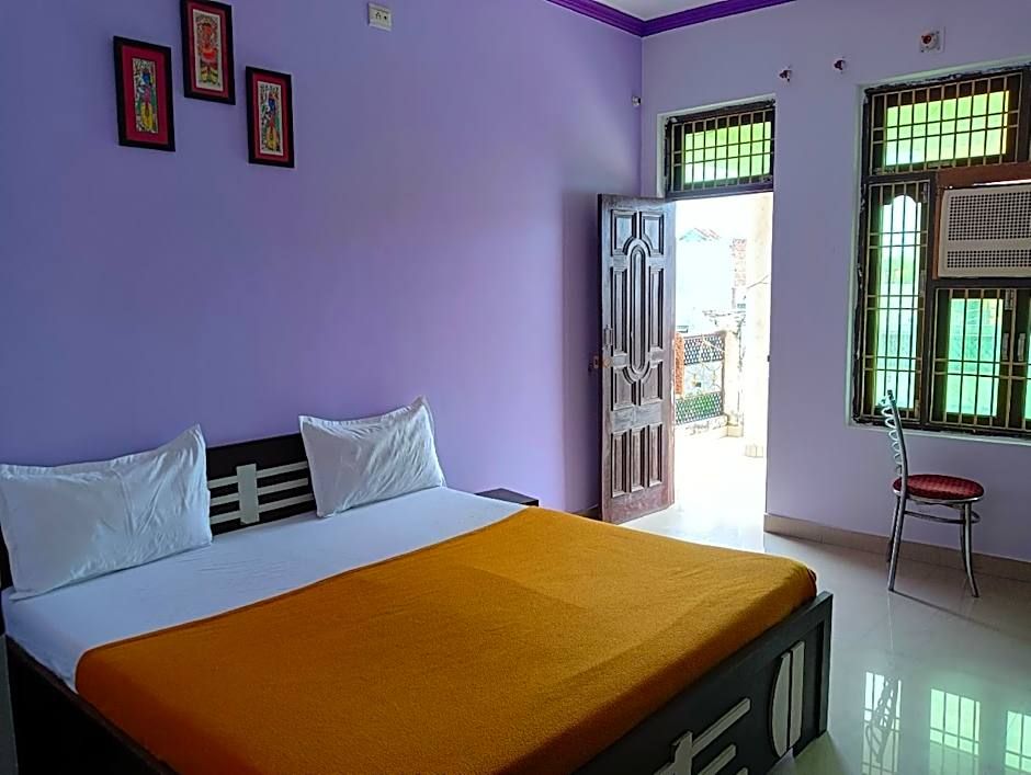 Goroomgo Varuna Stay Varanasi Deluxe Double Bedroom 3