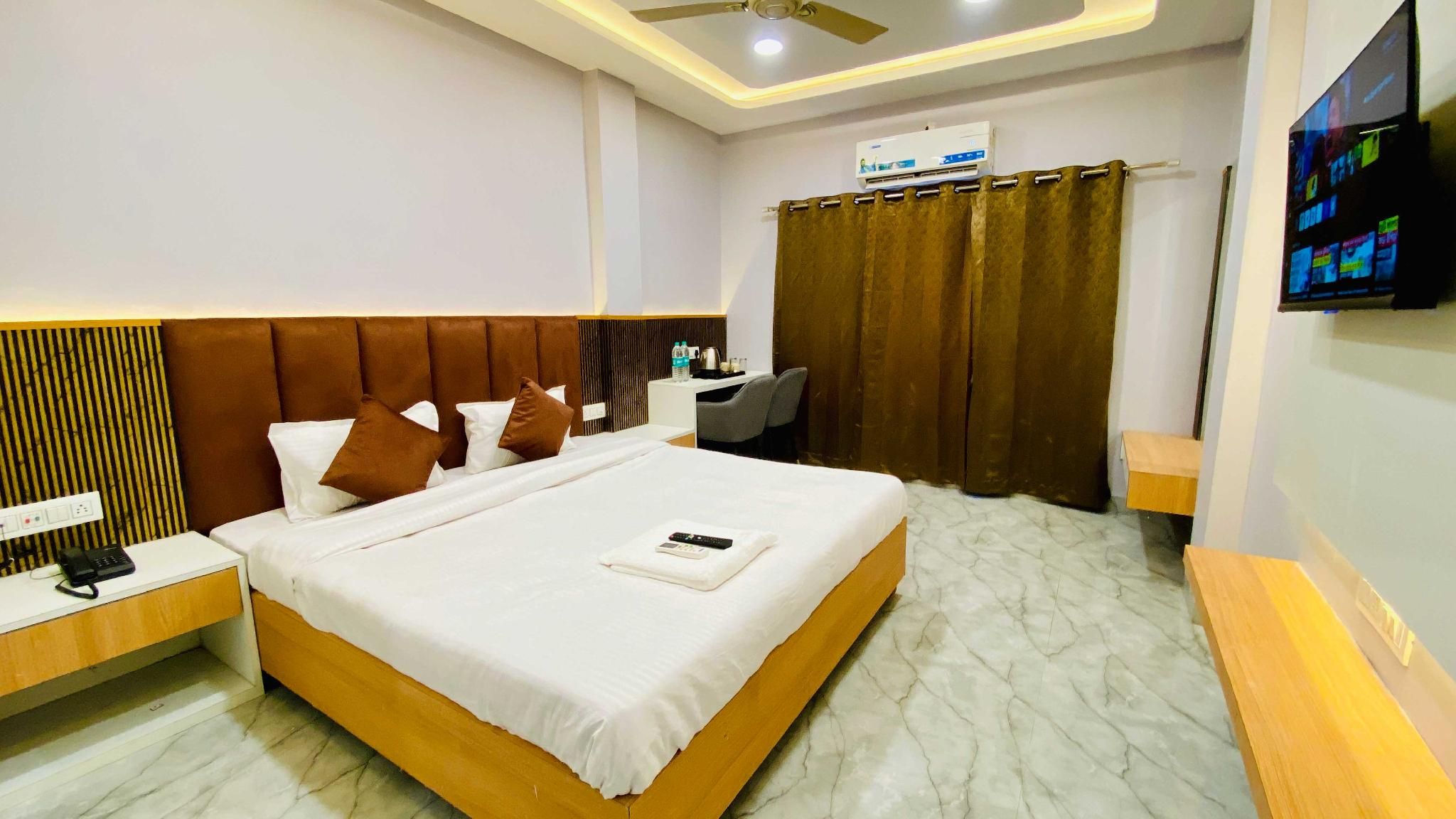 Hotel Suraj Palace Deluxe Room 2