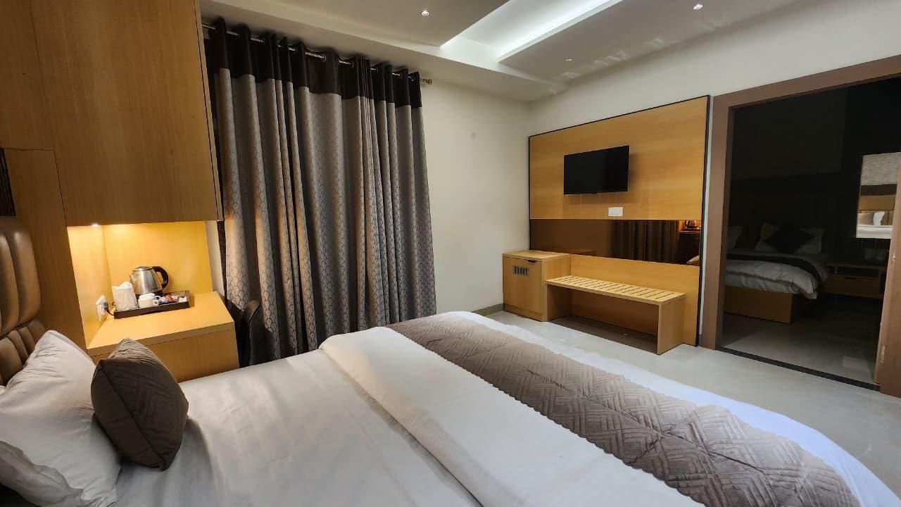 Hotel Somnath Palace  2 Bedroom Deluxe Suite 2