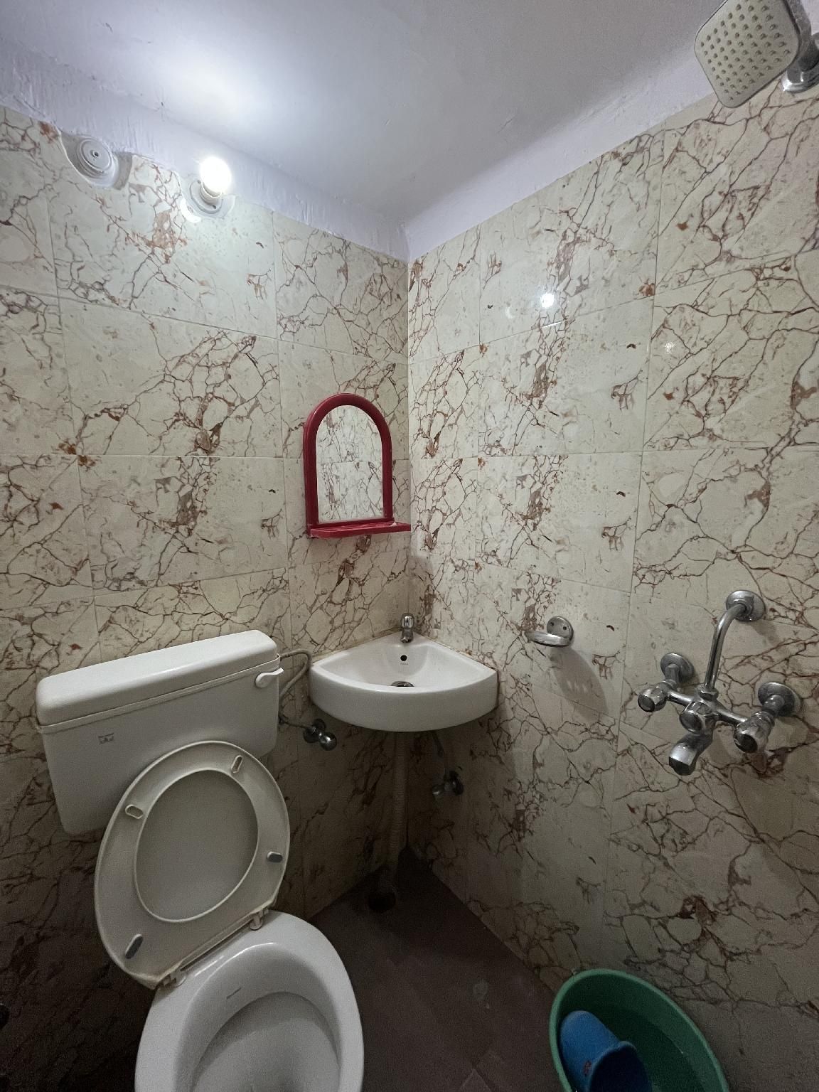 Vishwa Deva Homestay Twin Bedroom with Window 3