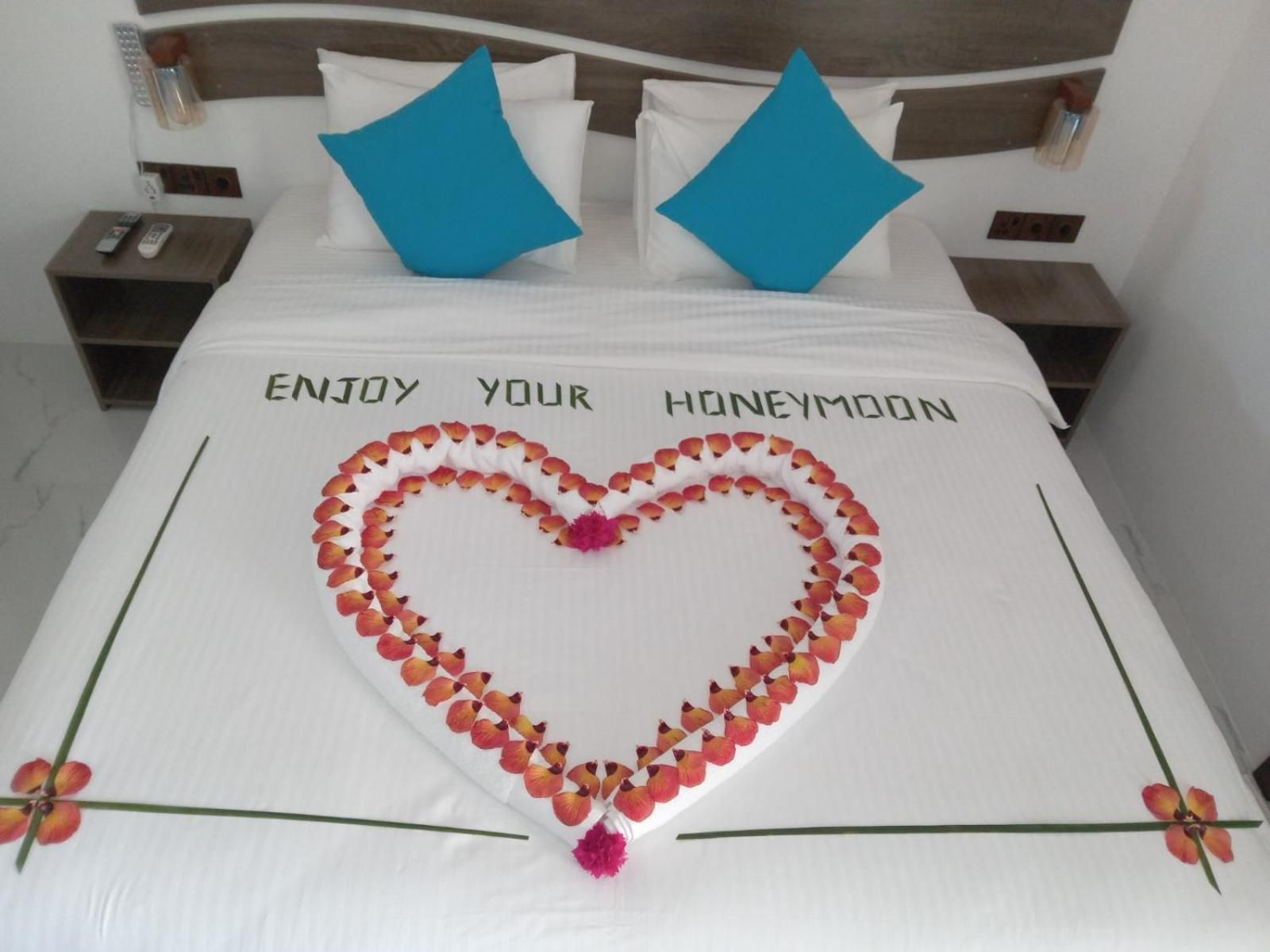 Nikabliss Dhigurah Deluxe Double Room with Side Sea View 3