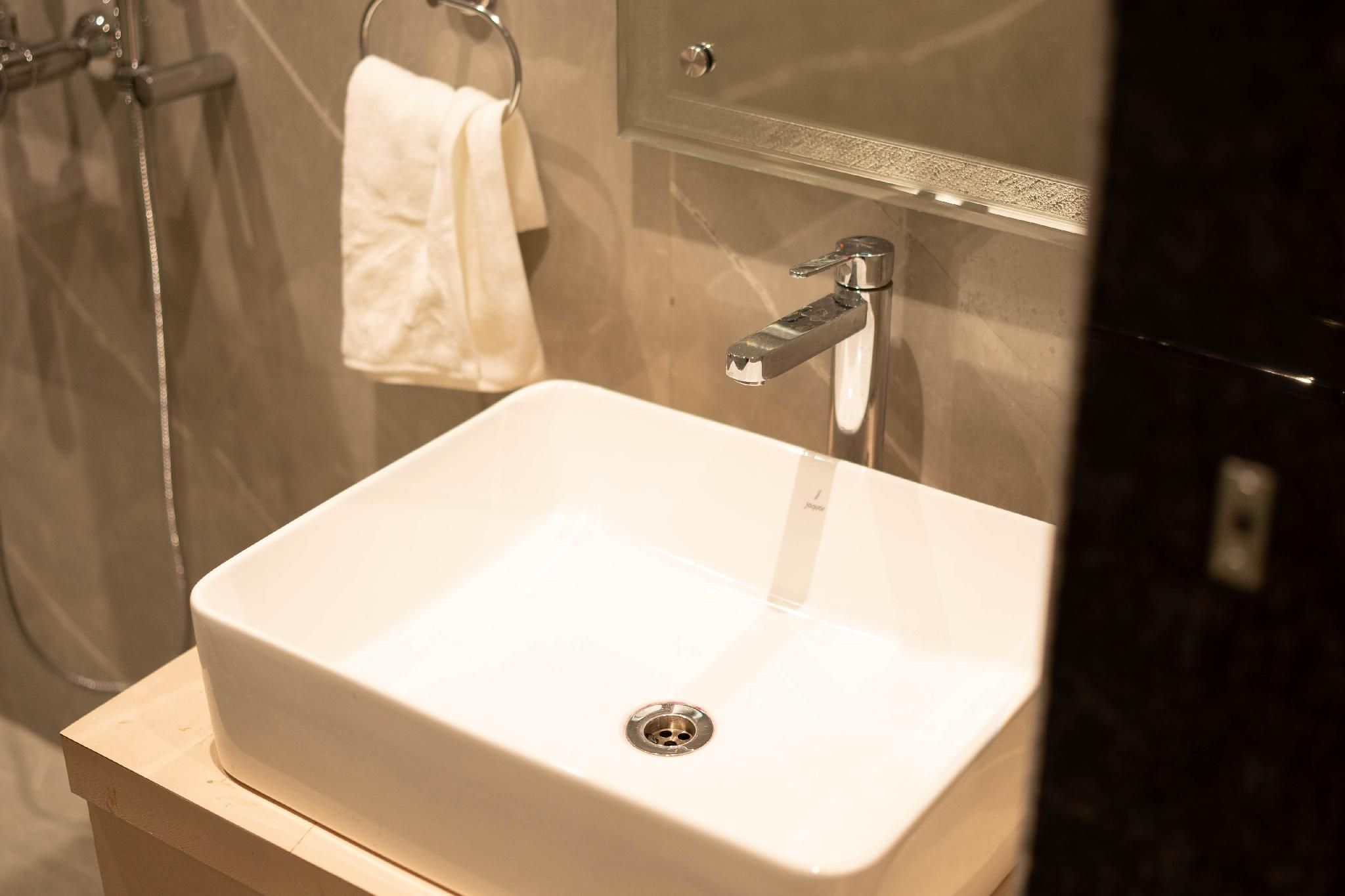 Golden Grove Homestay Deluxe with Balcony 3