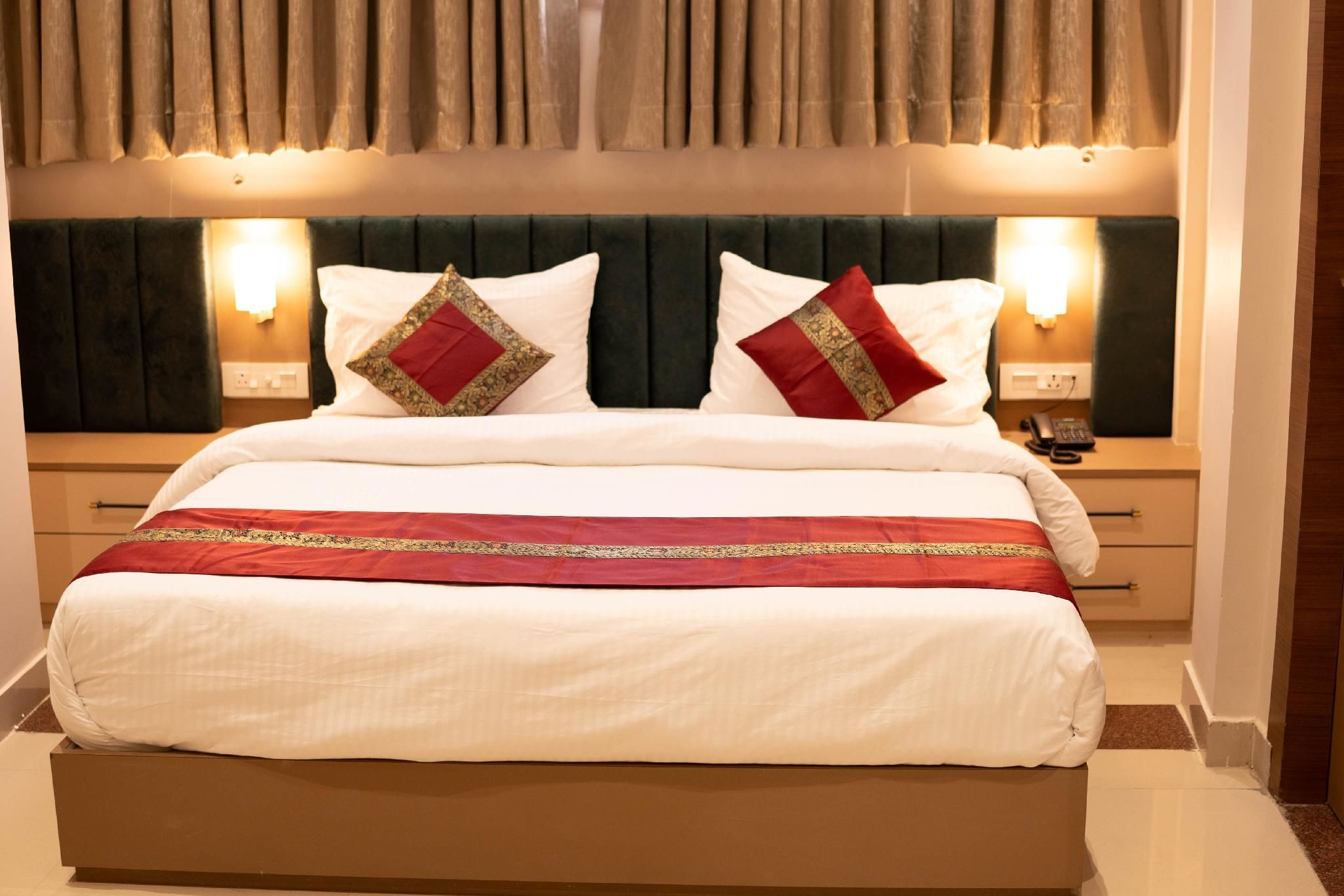 Golden Grove Homestay Deluxe with Balcony 2