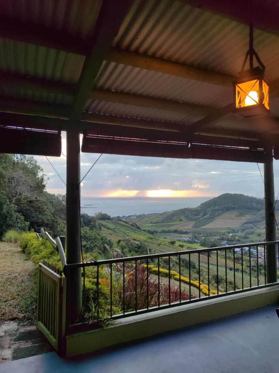 The Green Shack Family Room with Mountain View