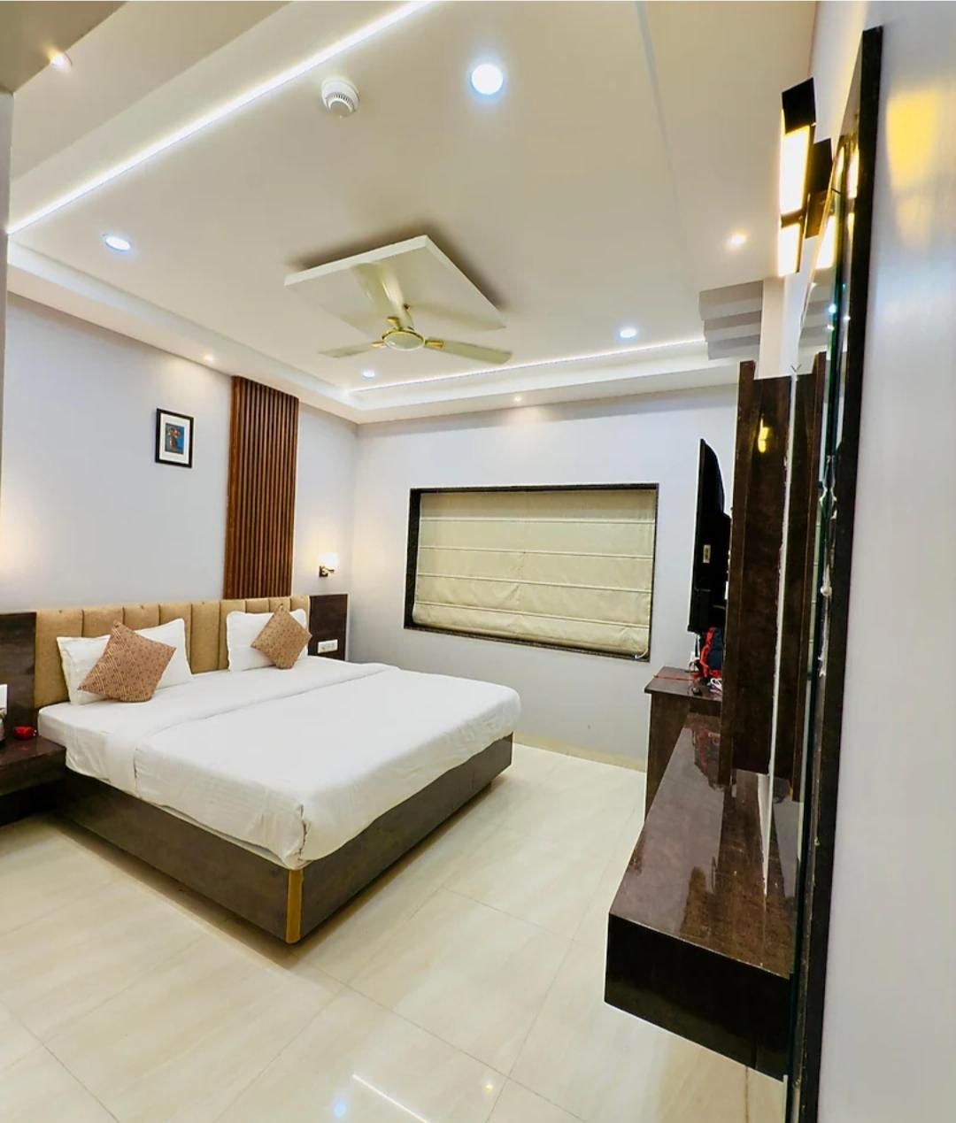 Hotel Shivalay Deluxe - 1 King Bed