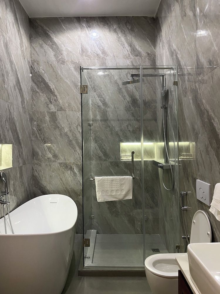 Fahari Suites By WW Deluxe Suite, 3 Bedrooms, Air conditioning 3