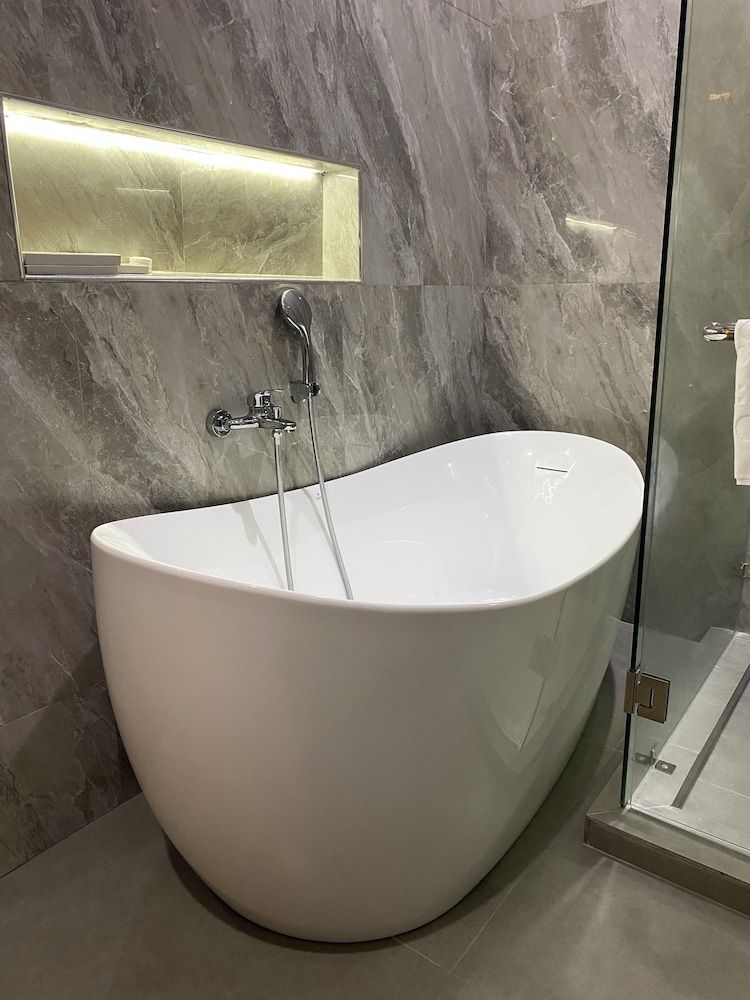 Fahari Suites By WW Deluxe Suite, 3 Bedrooms, Air conditioning 2