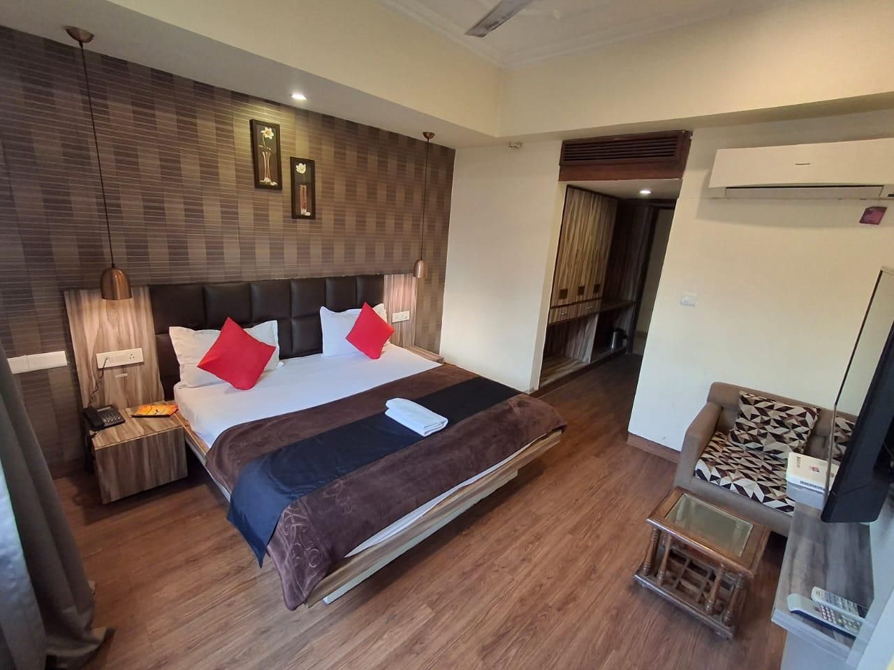 Hotel The Taksonz - Opposite Railway Station Standard