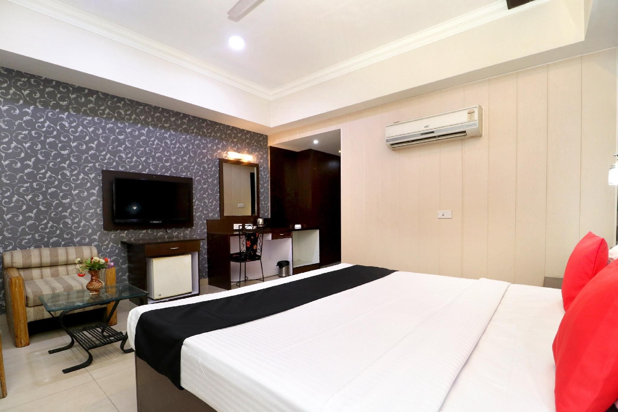 Hotel The Taksonz - Opposite Railway Station Business Class Room 2