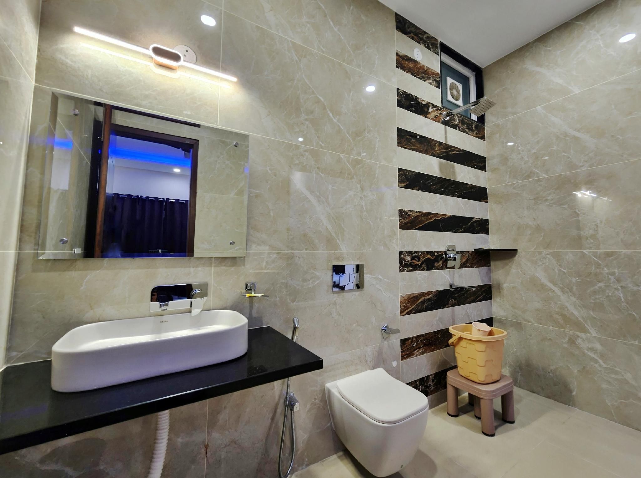 Raina's BnB Premium Room with Balcony 3