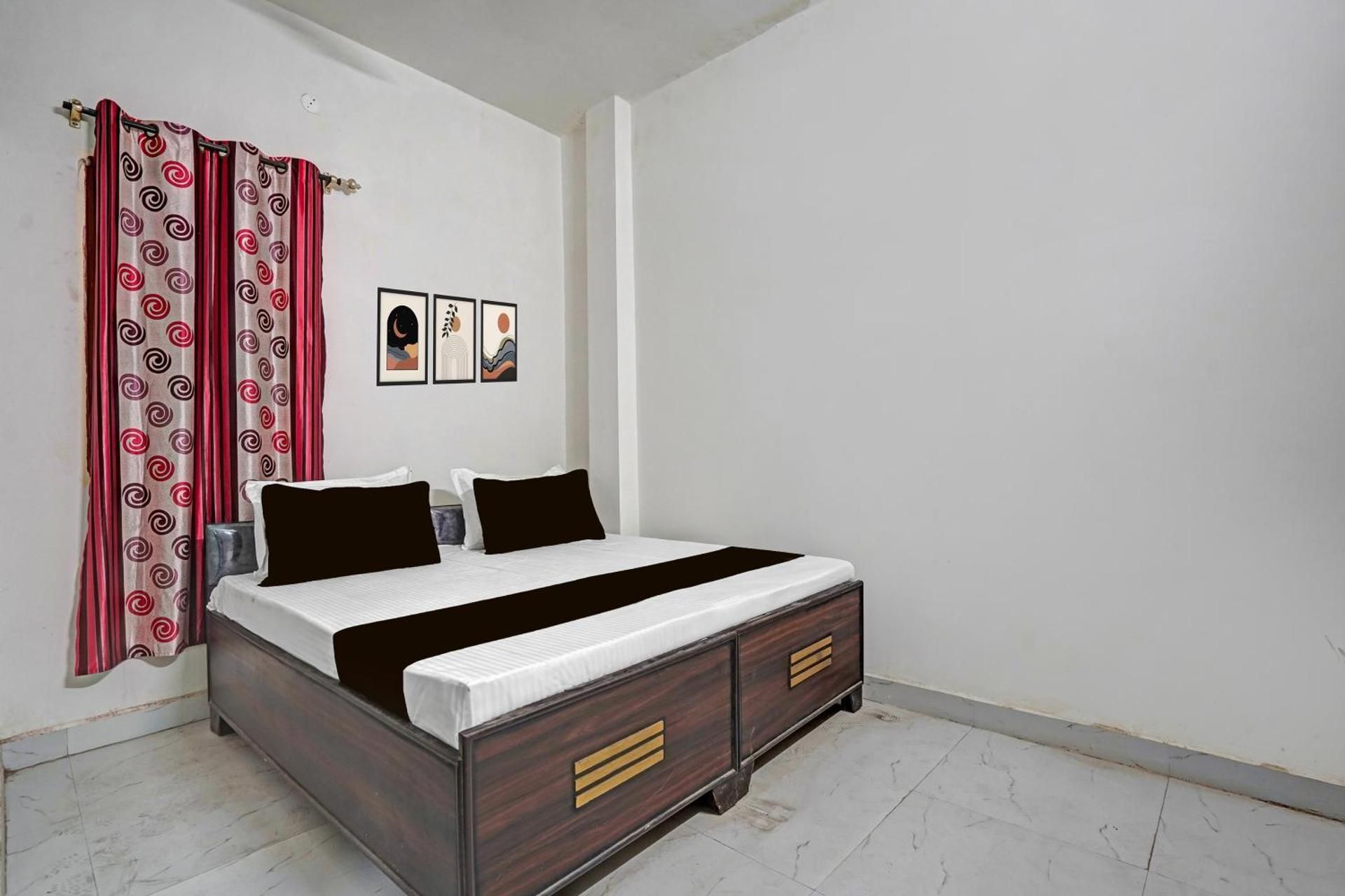 SPOT ON by OYO HND MOTEL & GUEST HOUSE Triple room with Bathroom 2