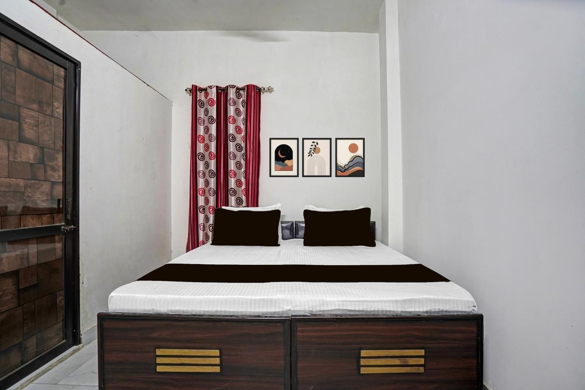 SPOT ON by OYO HND MOTEL & GUEST HOUSE Triple room with Bathroom